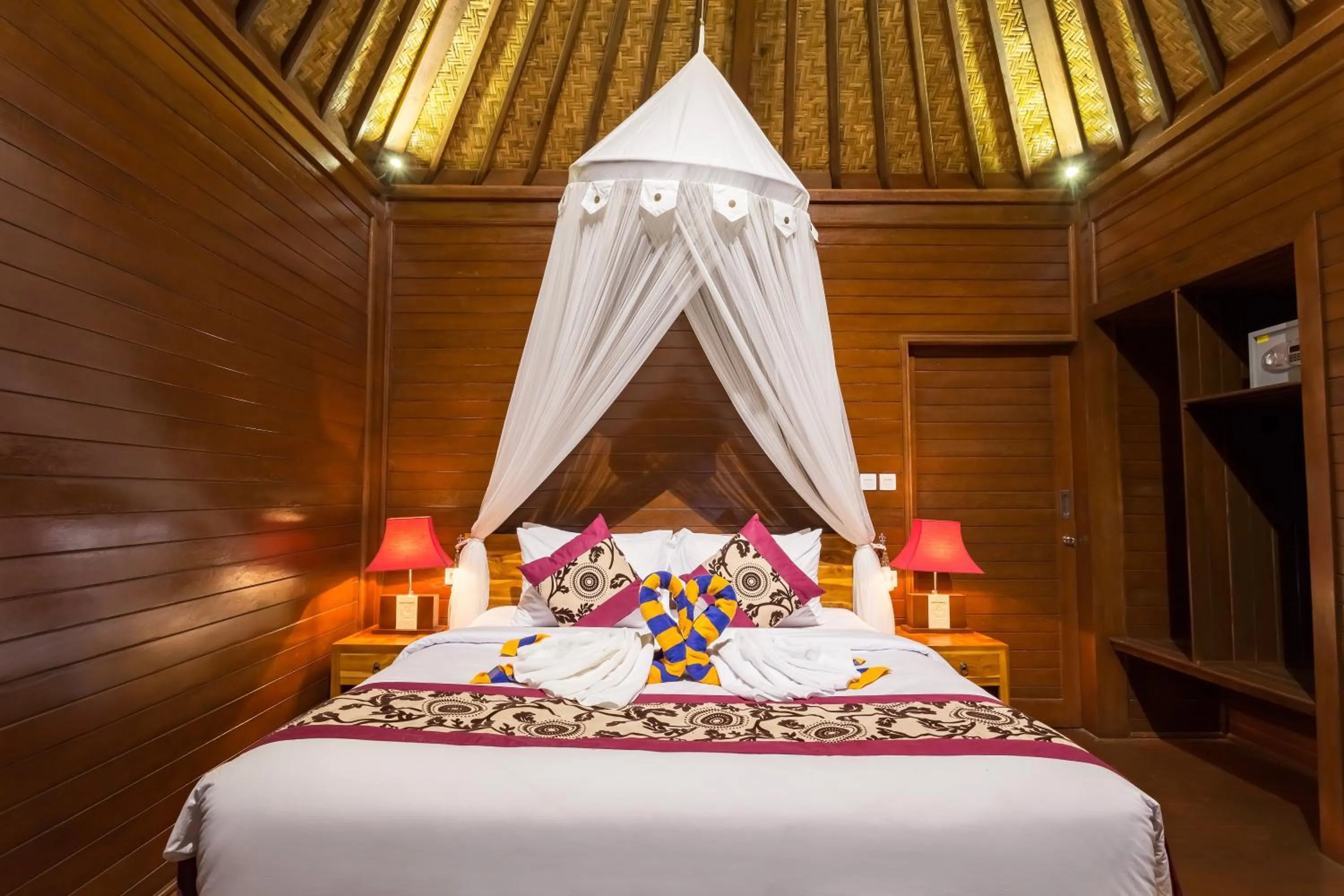 Shower, Bed in The Bridge Huts