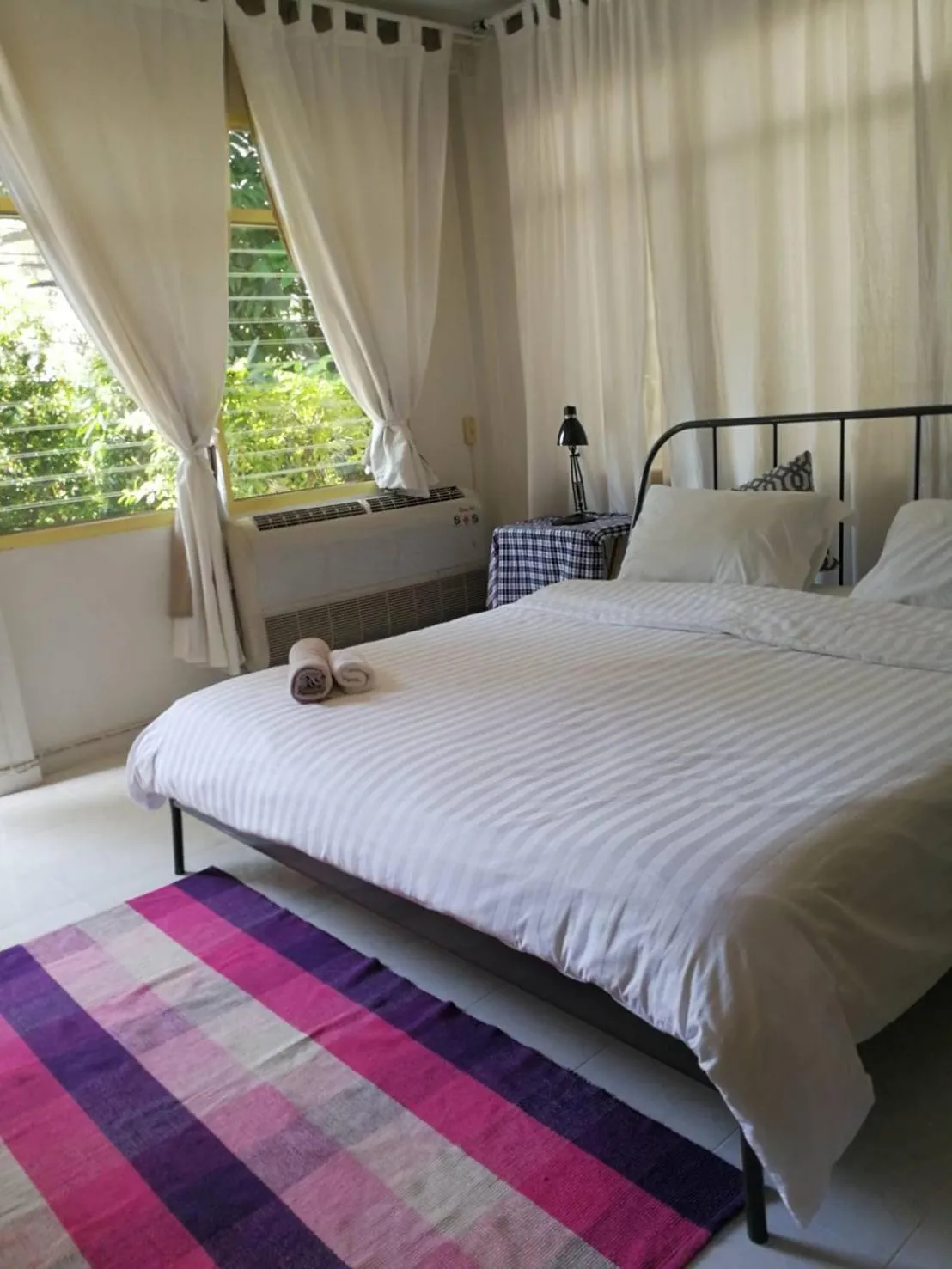 Photo of the whole room in Many Trees