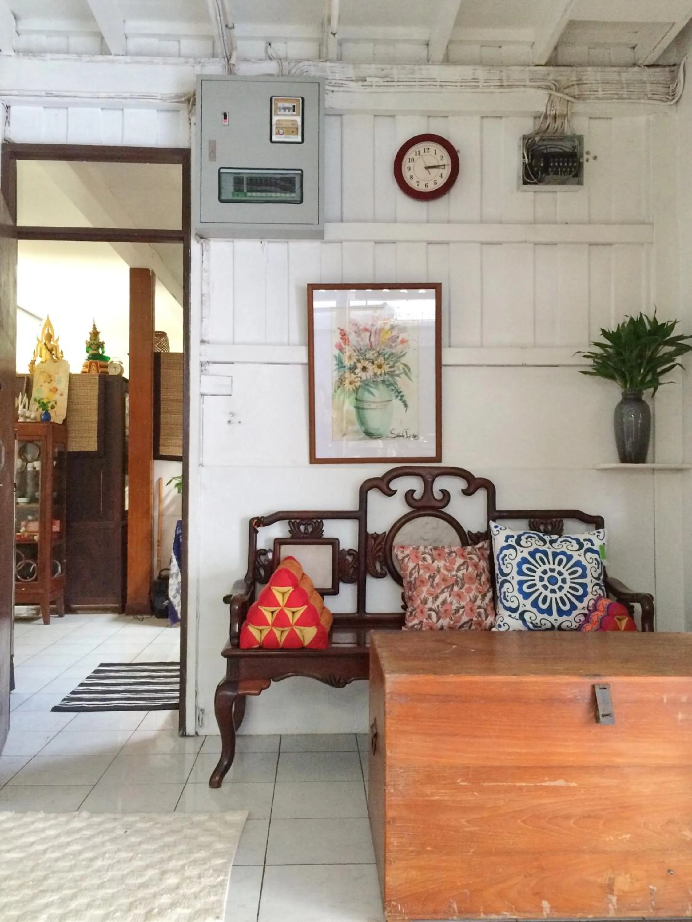 Facade/entrance in Many Trees