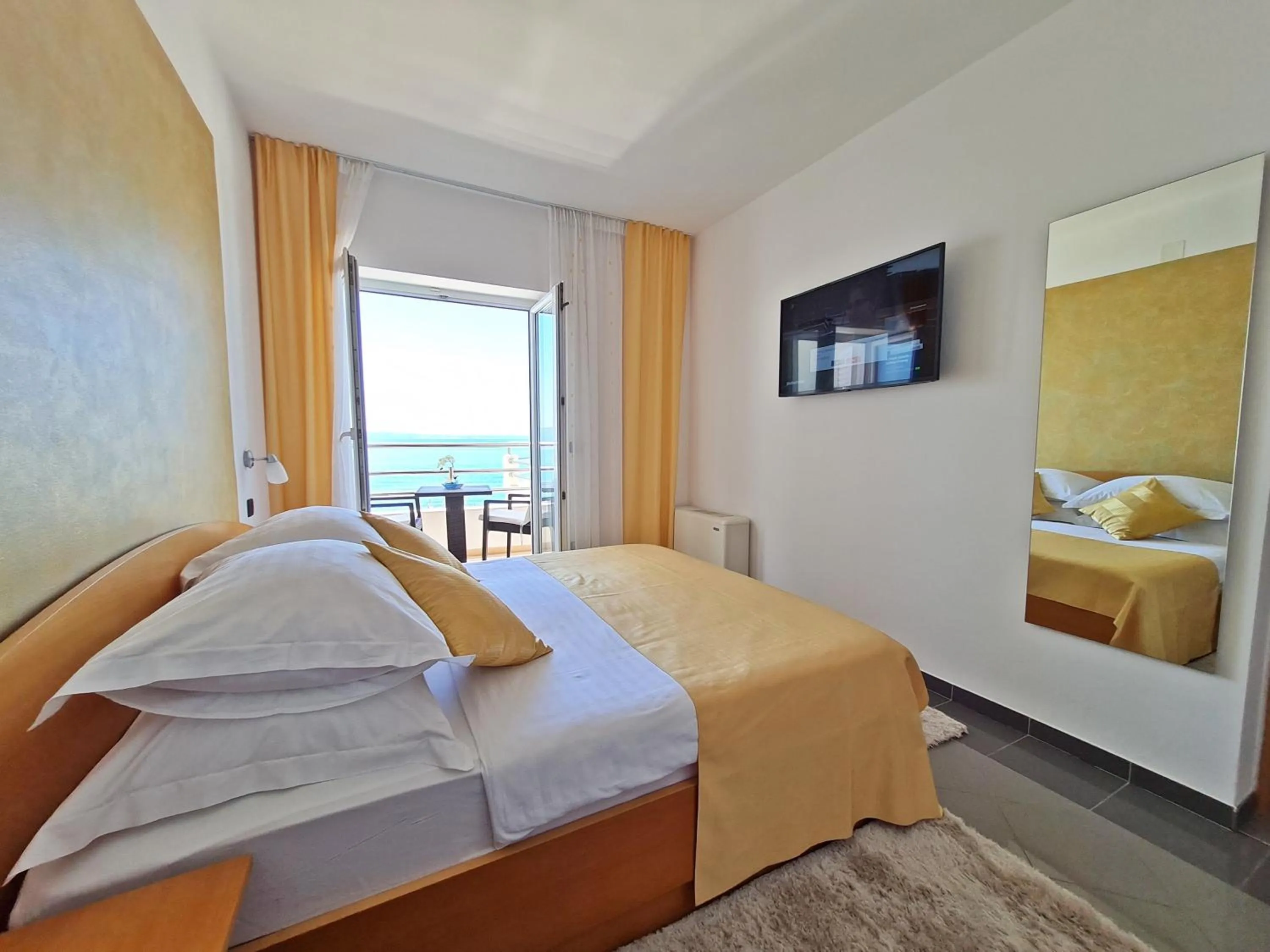 TV and multimedia, Bed in Hotel Sunce