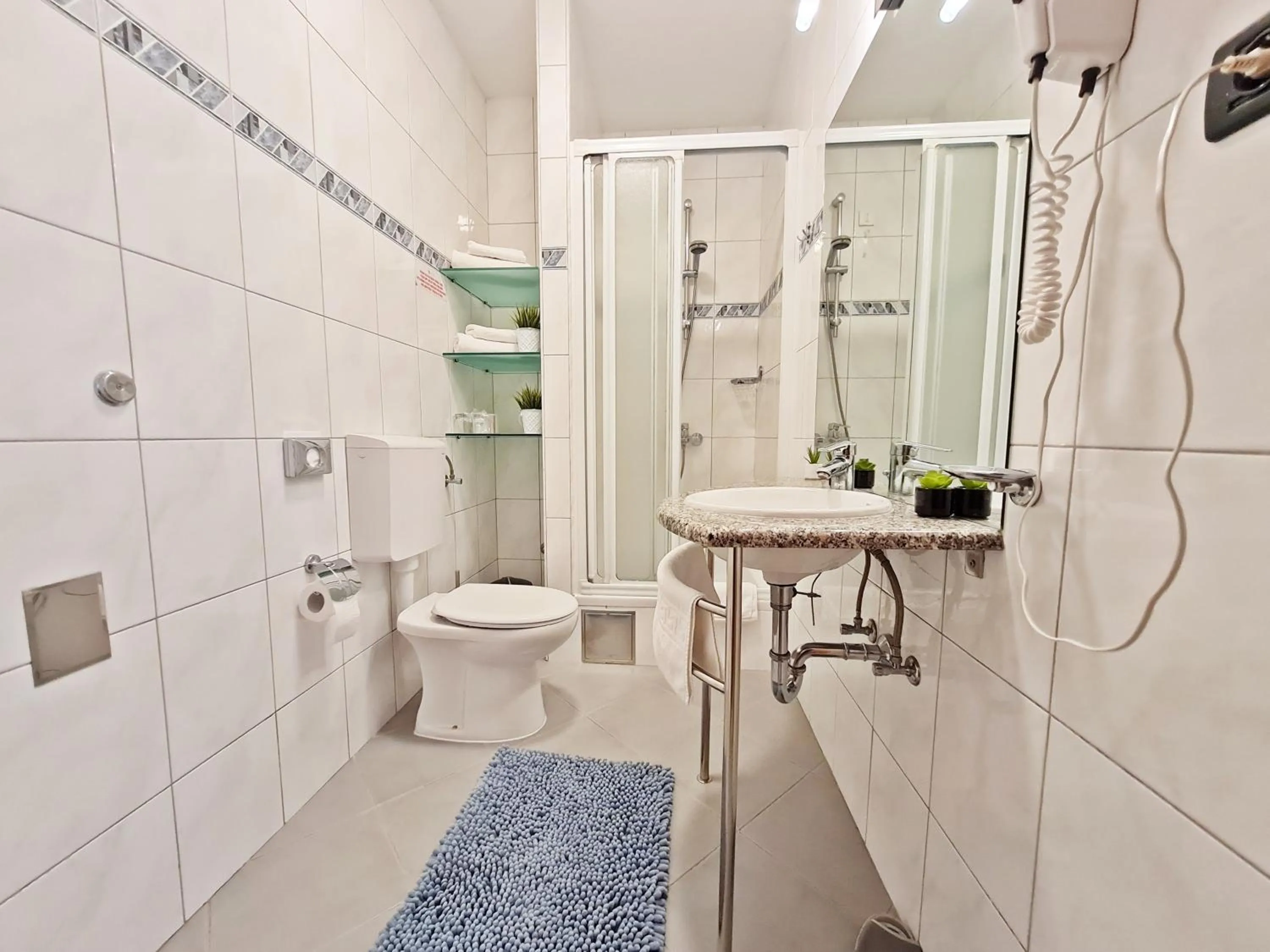 Toilet in Hotel Sunce