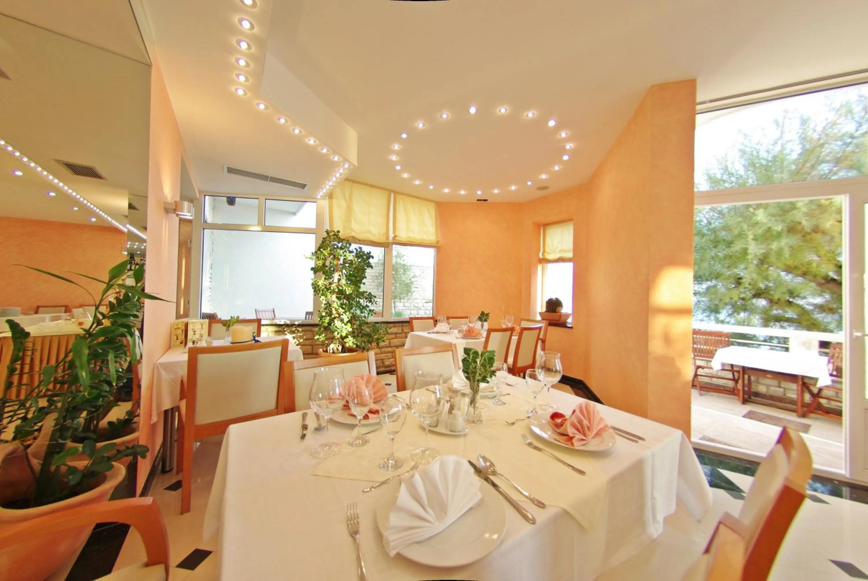 Restaurant/places to eat in Hotel Sunce