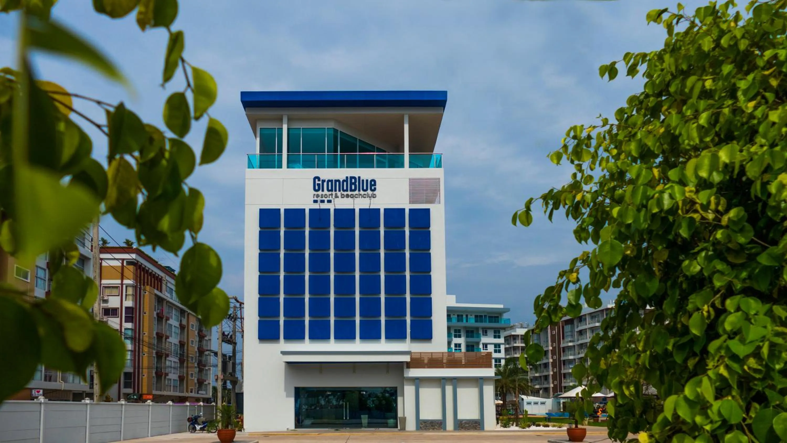 Facade/entrance in GrandBlue Resort & Beachclub