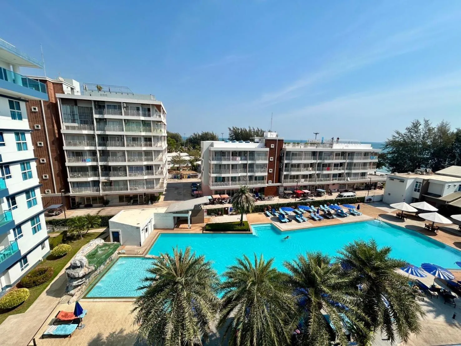 GrandBlue Resort & Beachclub