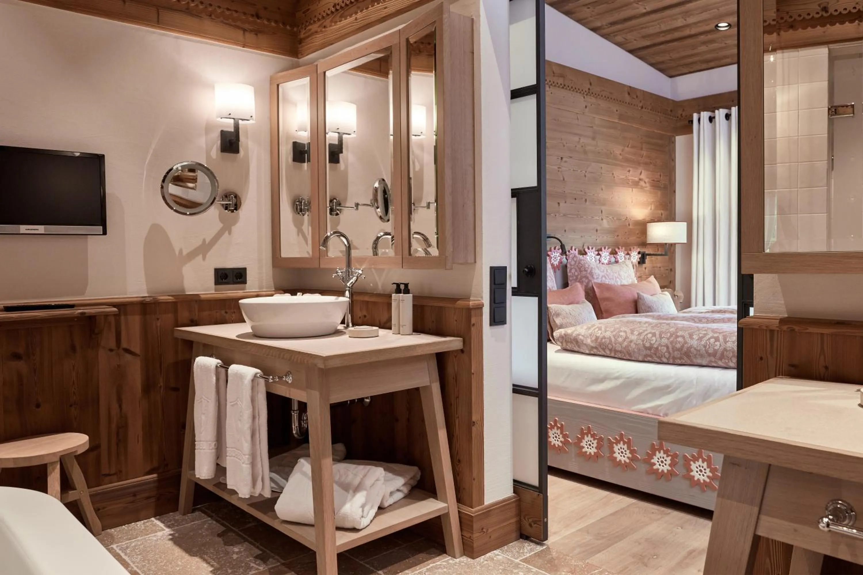 Bathroom, Bed in Kitzbühel Lodge