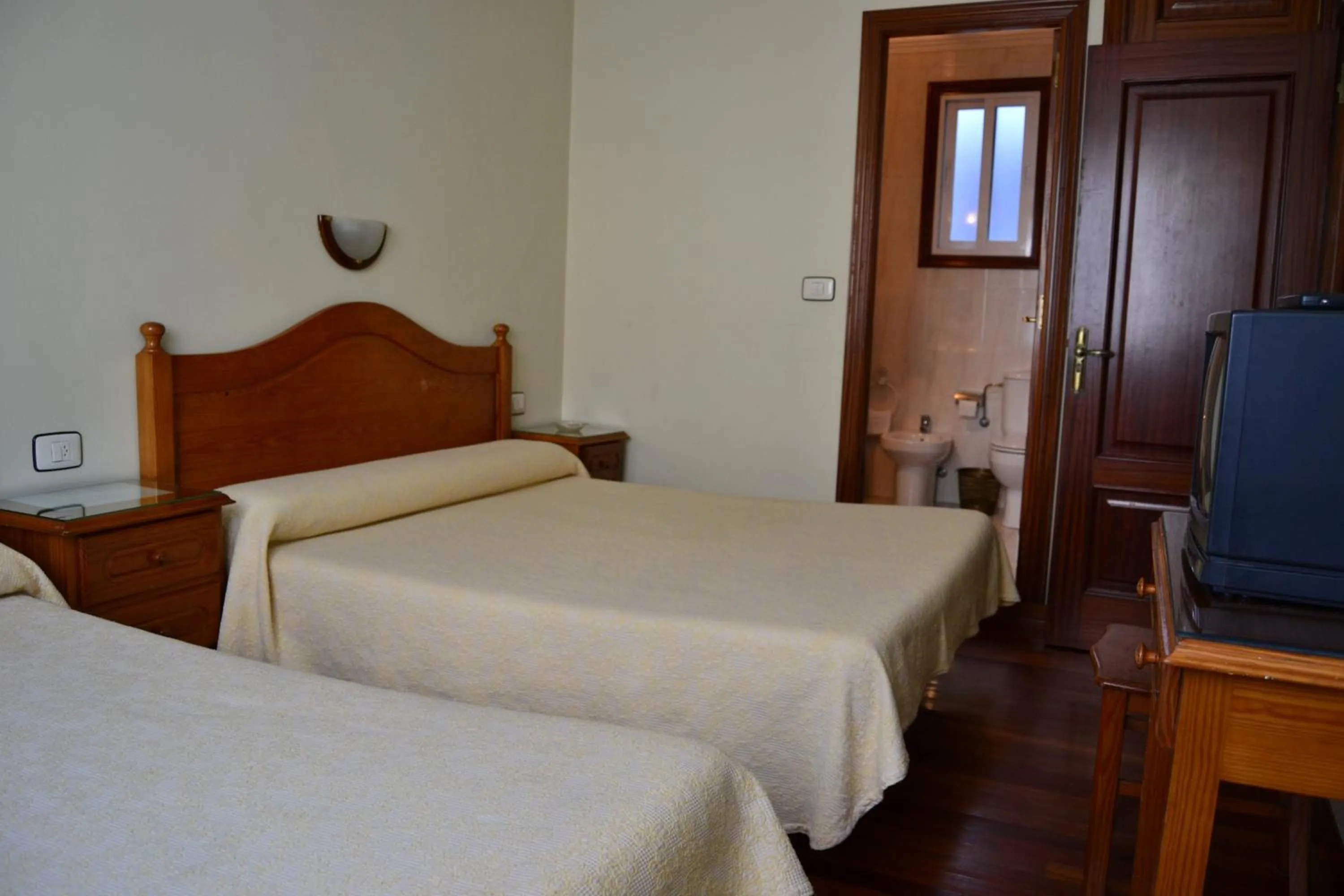 Bathroom, Bed in Pensión Residencia Buenos Aires