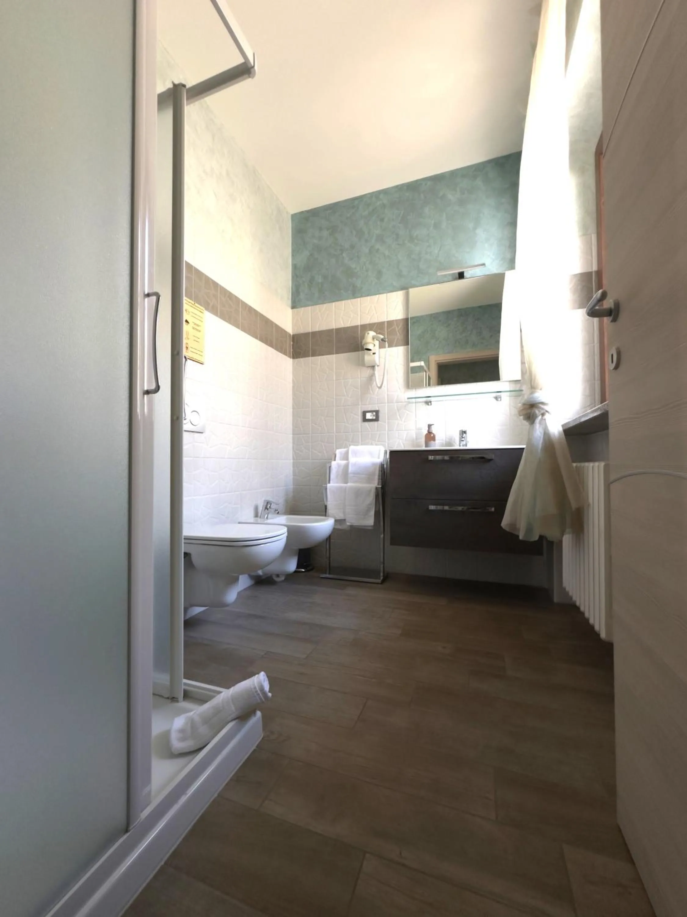 Shower, Bed in Rocche di Montexelo - Green Key Apartments & spa