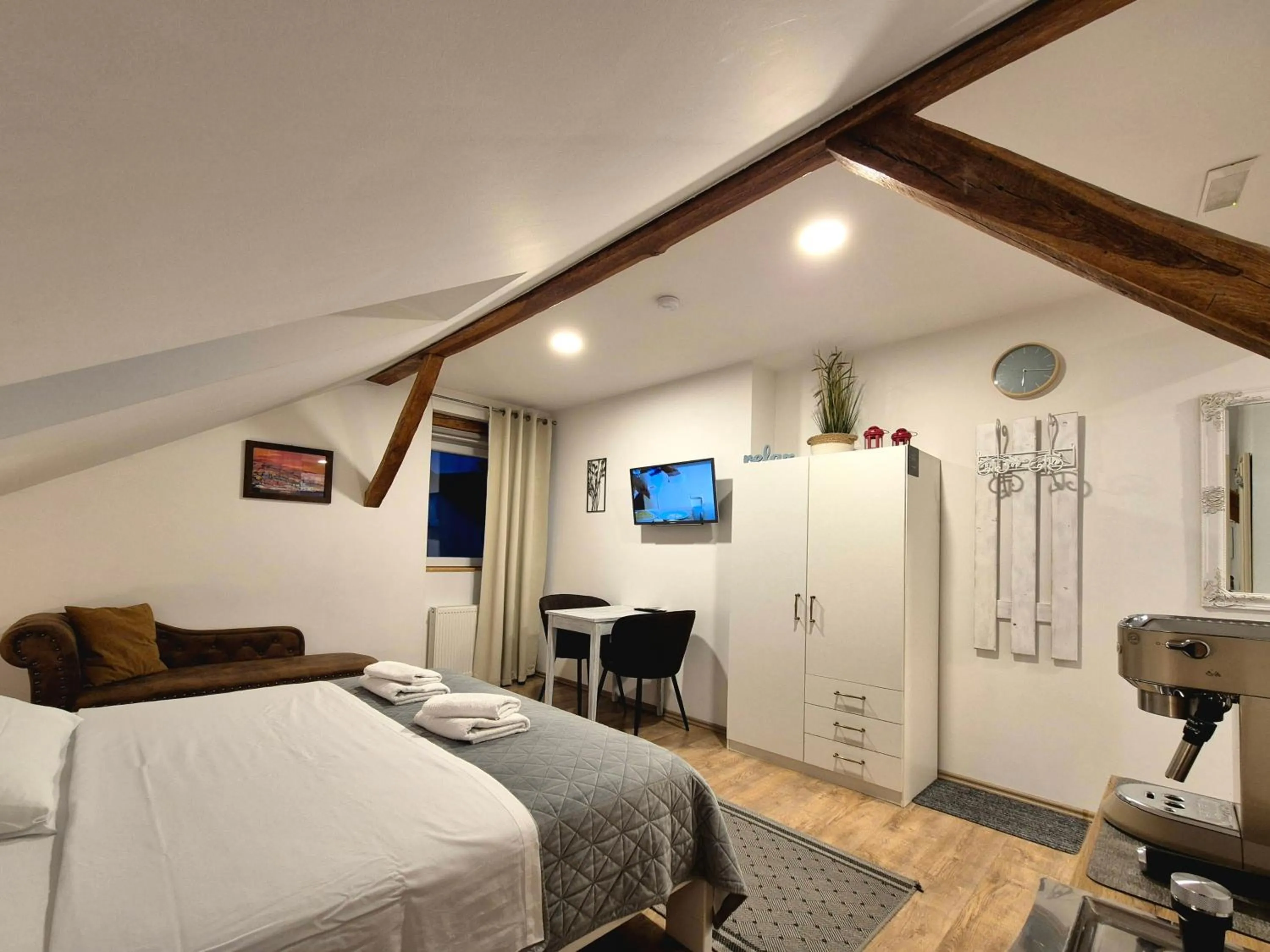Bed in Rooms Garden