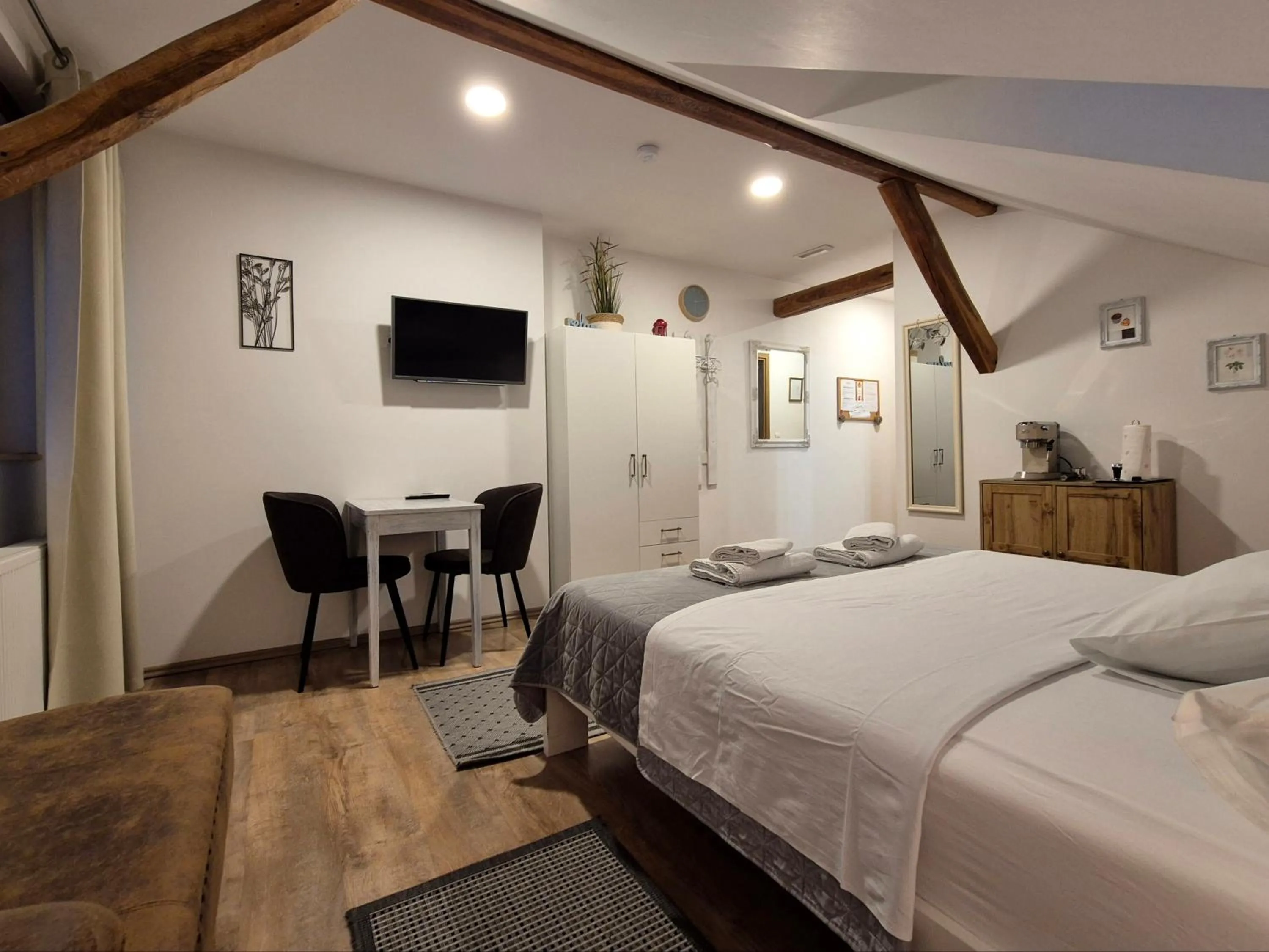 Bed in Rooms Garden