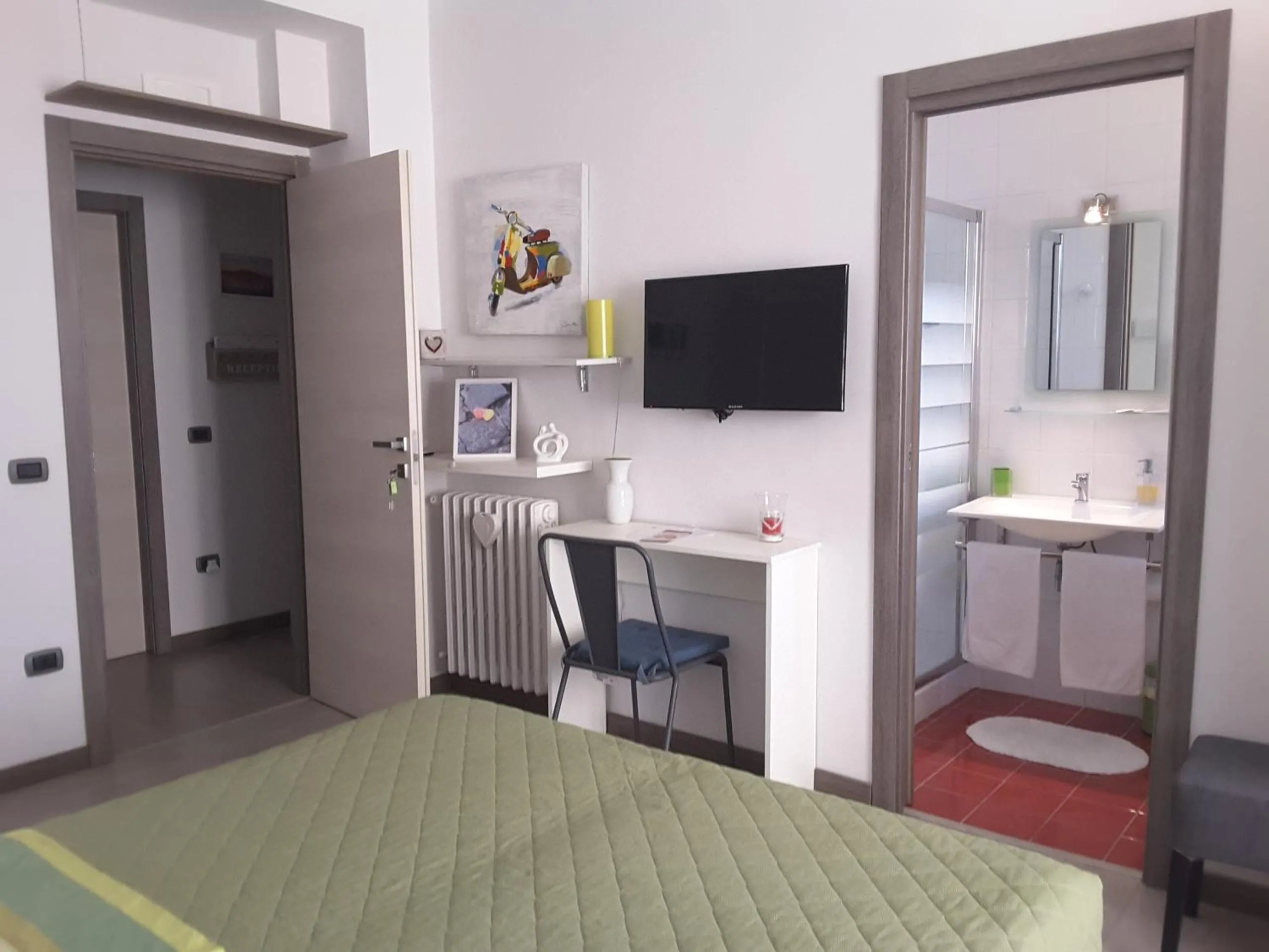 Shower, Bed in B&B Carolina Napoli-Vomero