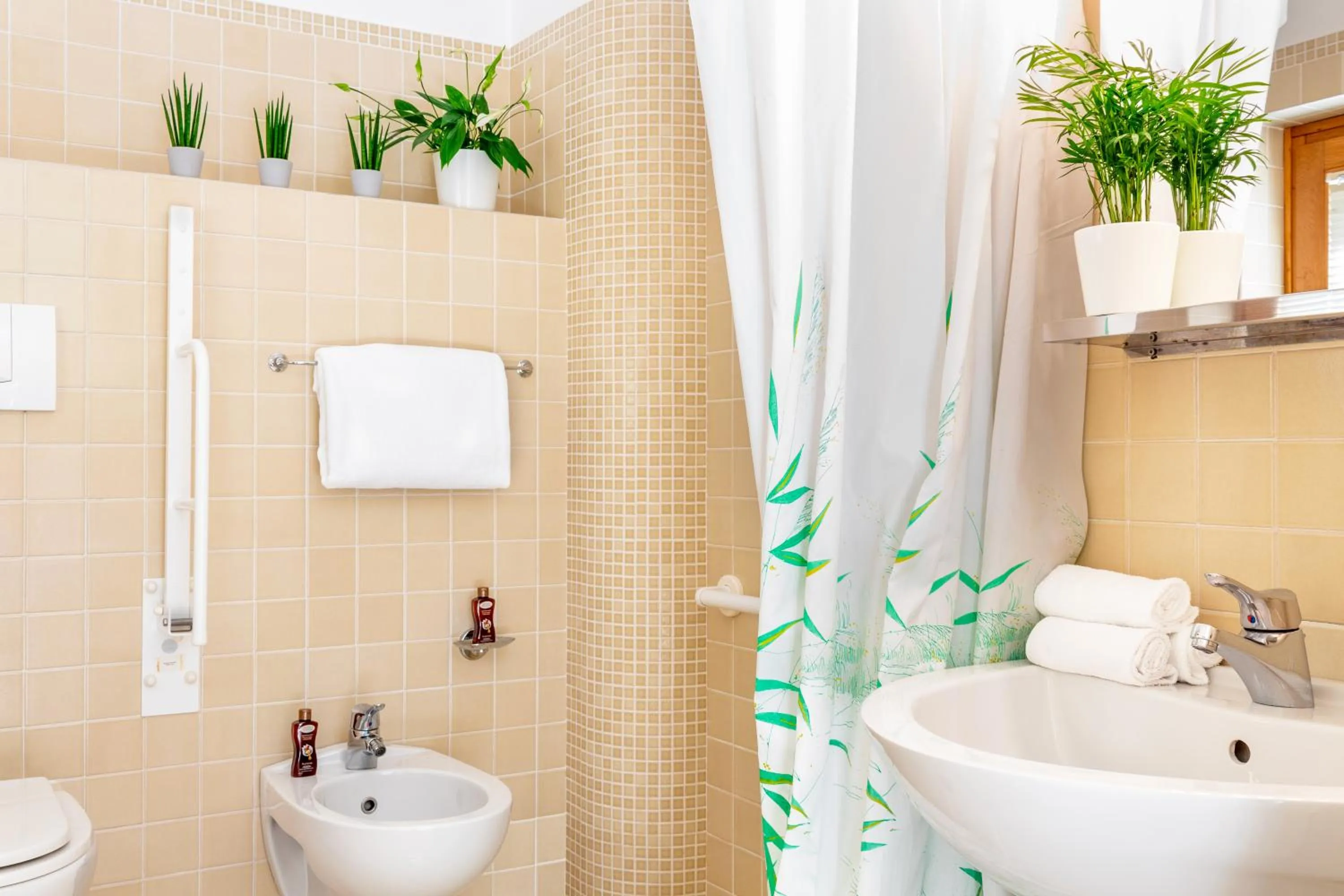 Bathroom in Albergo Il Giardino del Rio