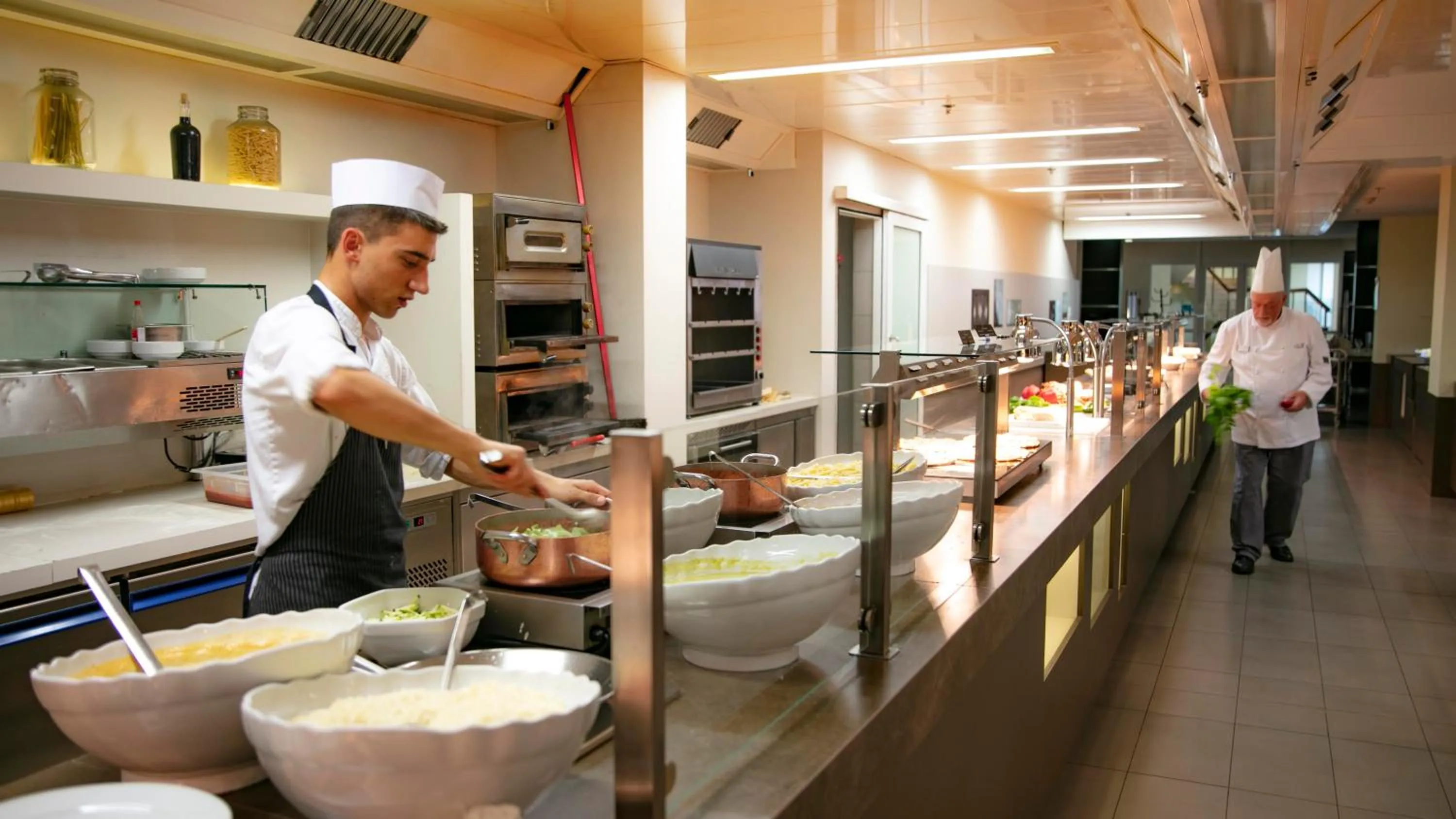 Restaurant/places to eat in Hotel Aurora