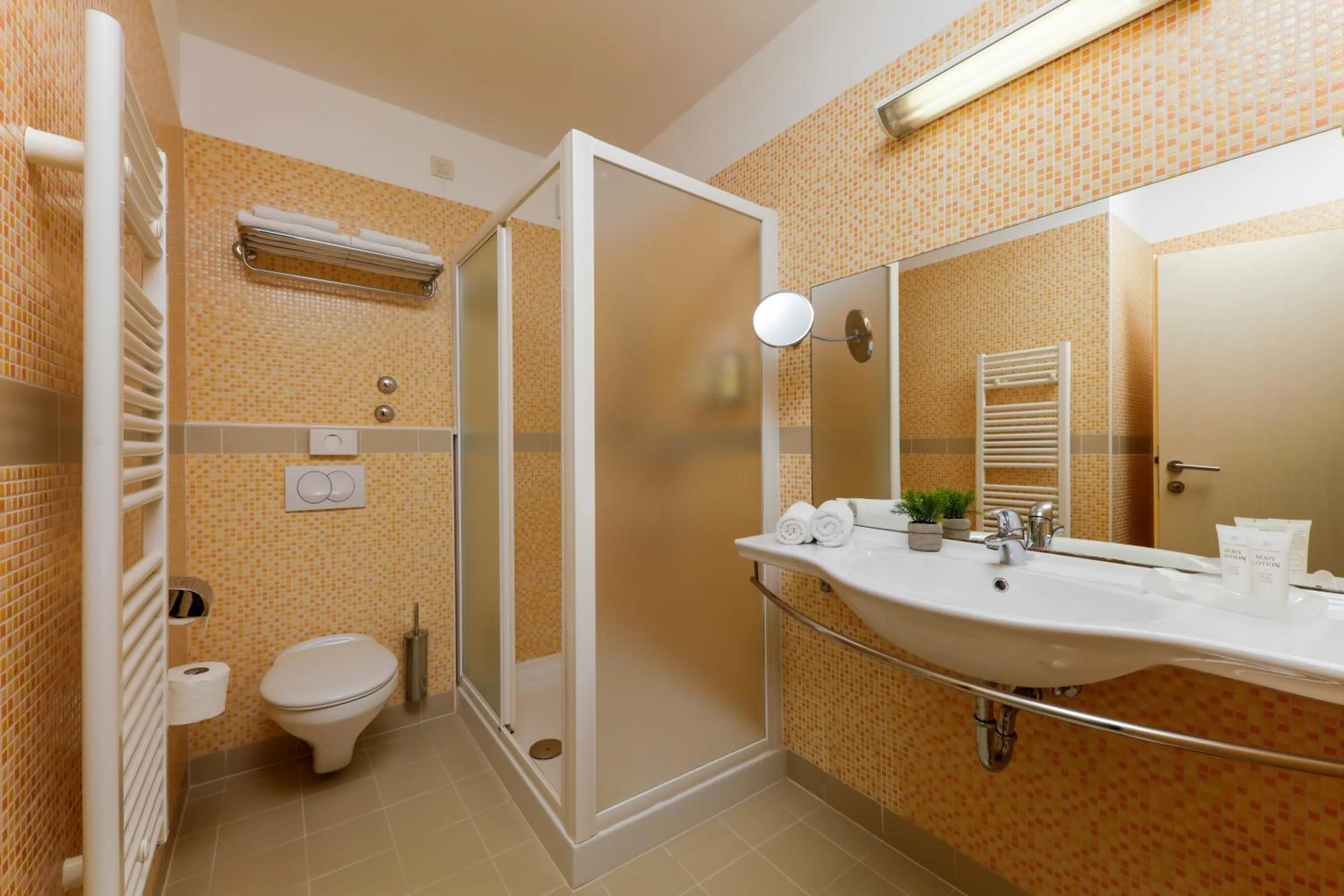 Shower in Hotel Aurora