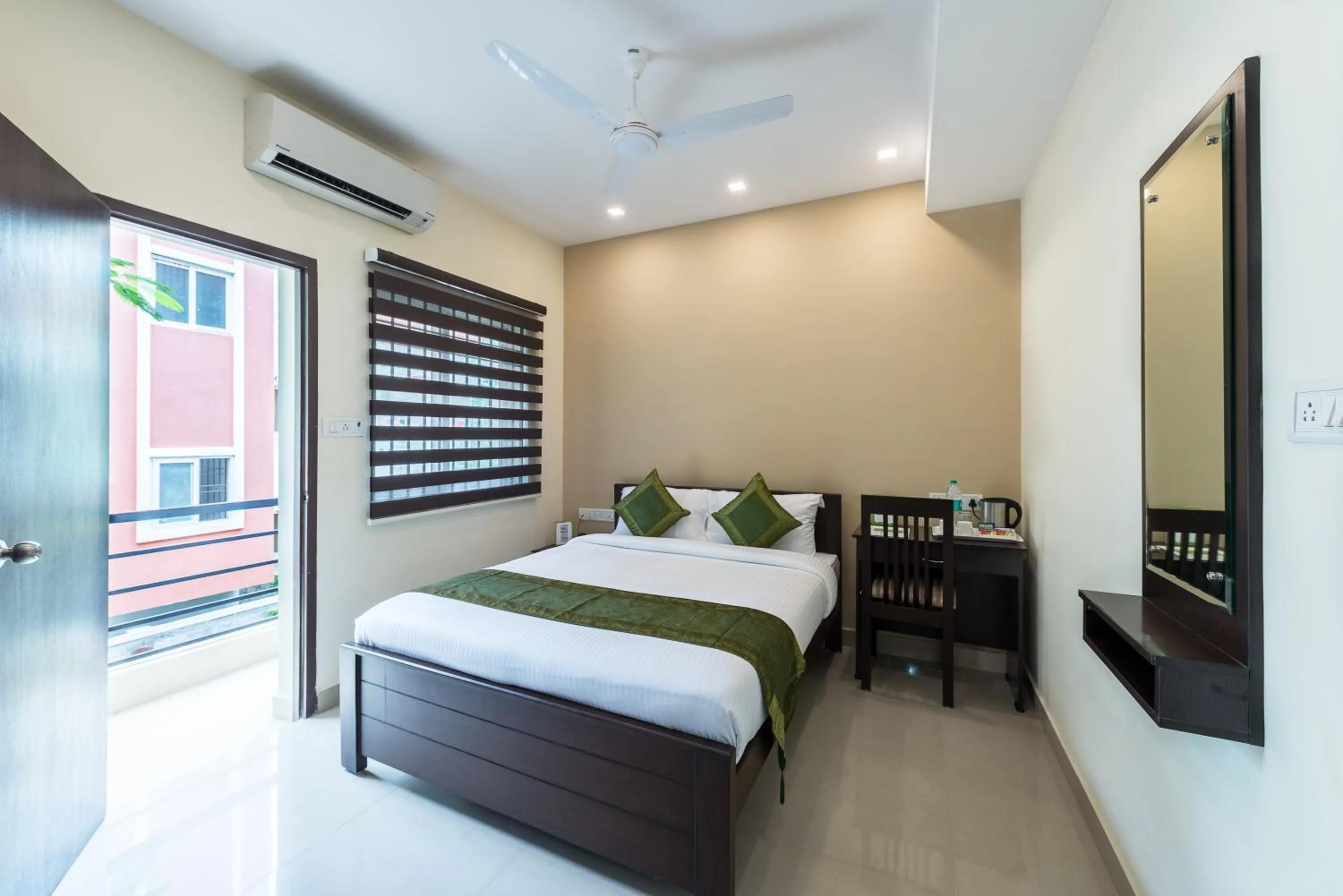 Photo of the whole room, Bed in Treebo Adin Residence Chennai Trade Centre