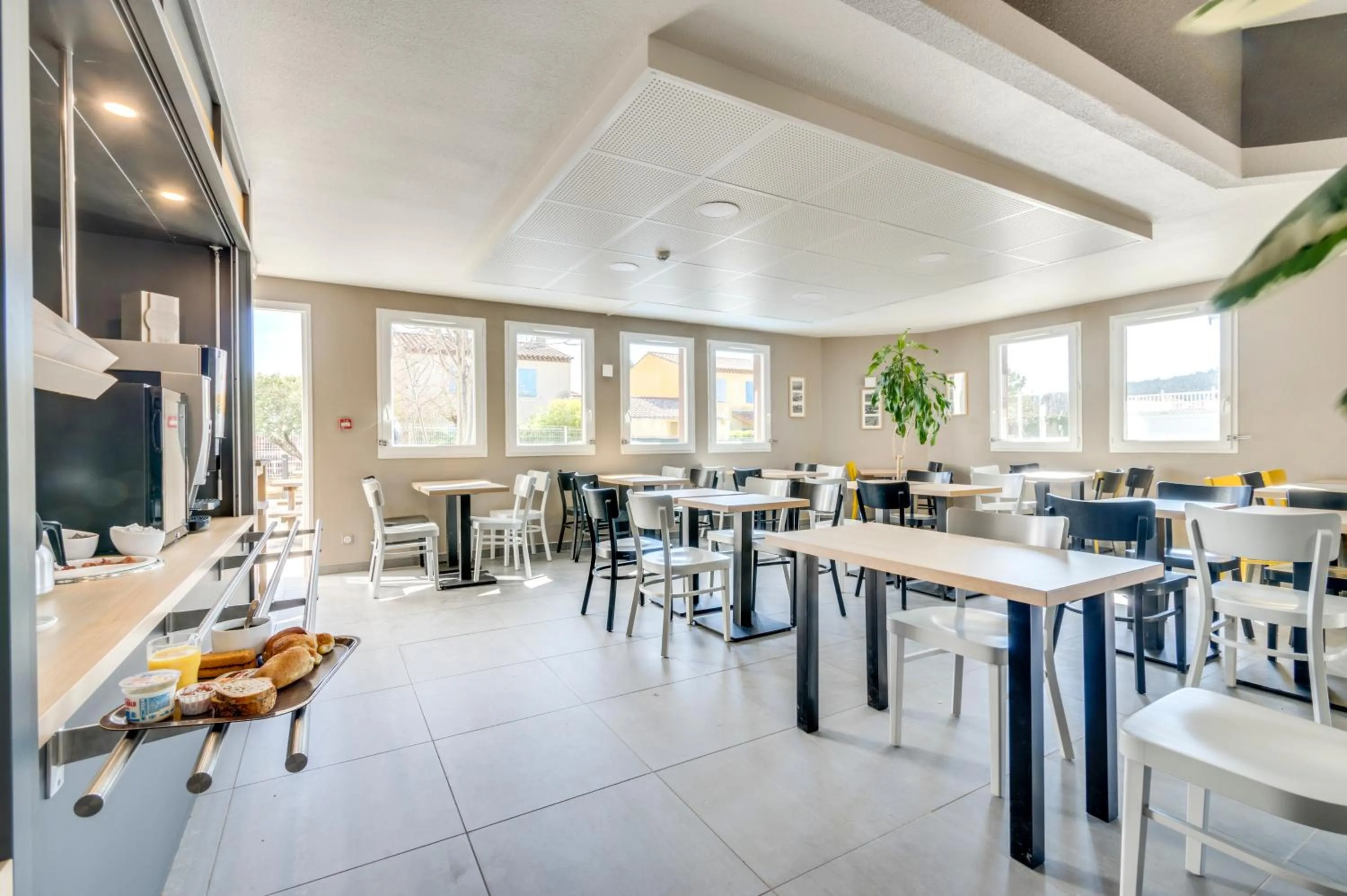 Buffet breakfast in B&B HOTEL Brignoles