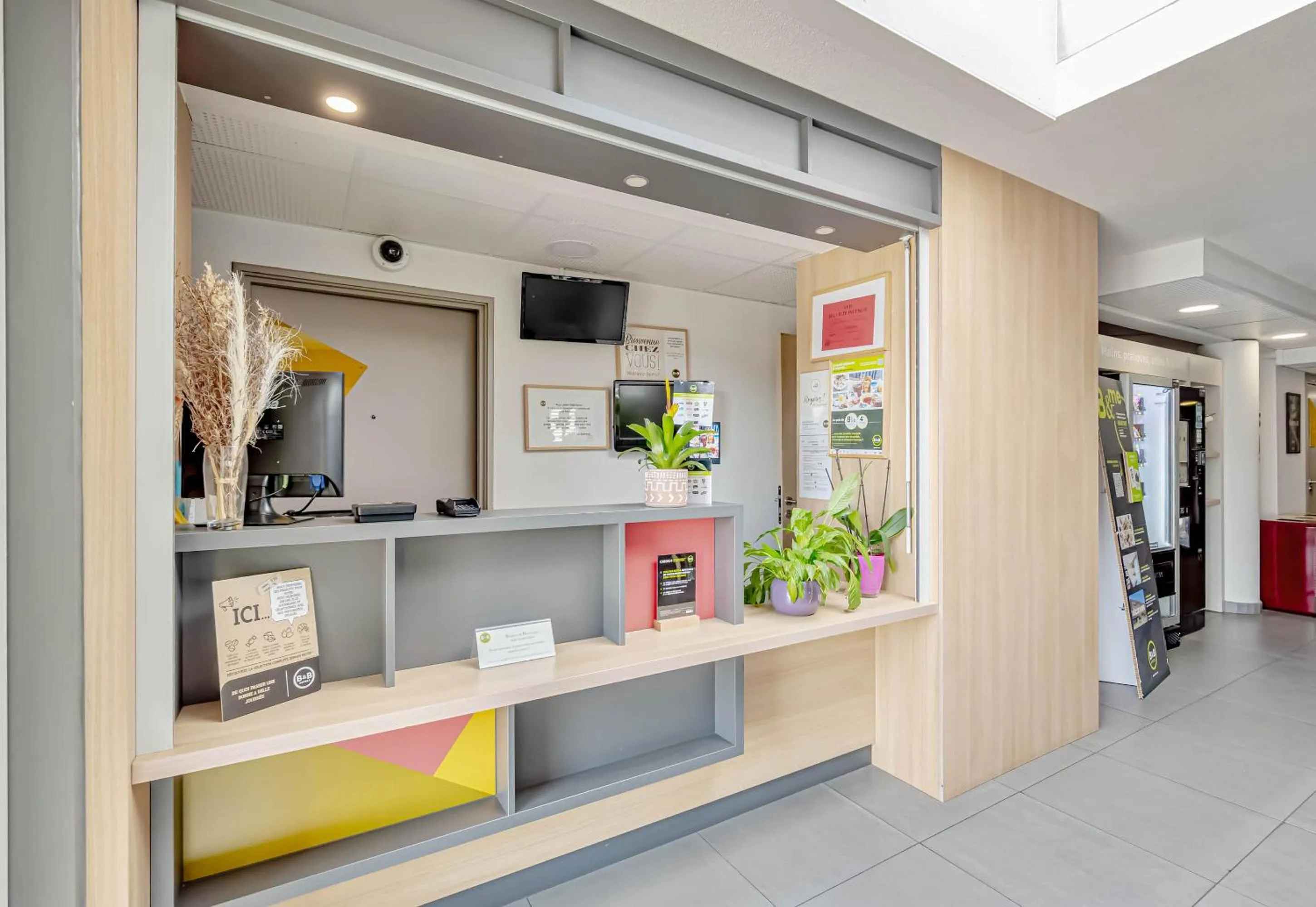 Lobby or reception in B&B HOTEL Brignoles