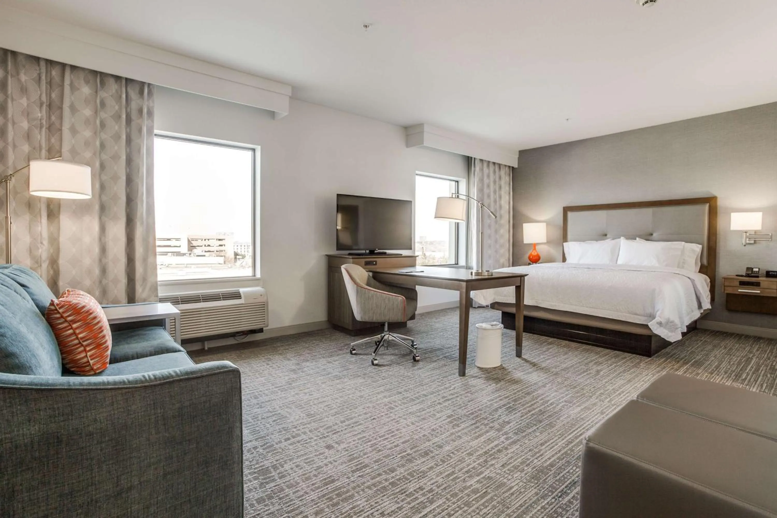 Bed in Hampton Inn & Suites Dallas-Central Expy/North Park Area