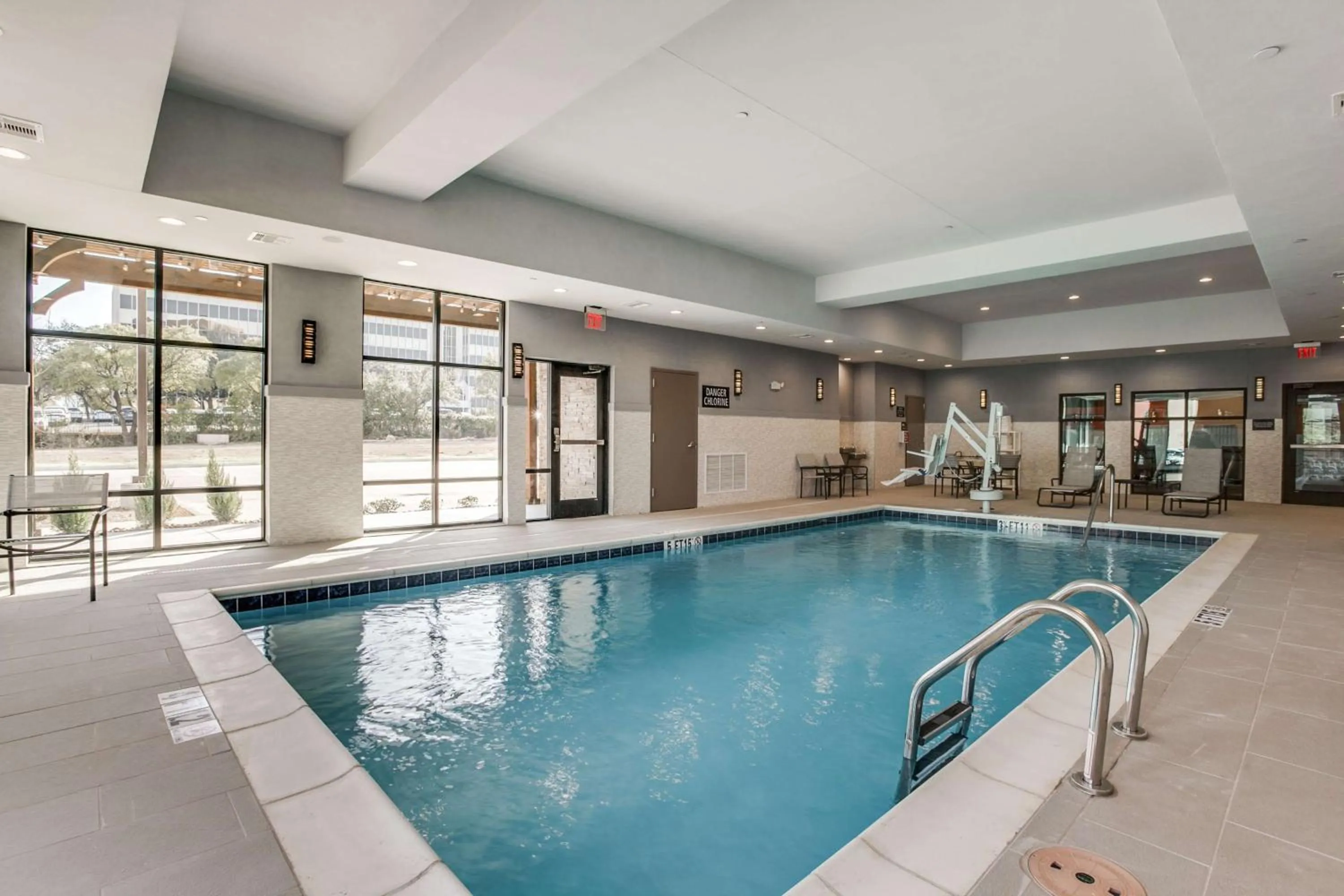 Pool view in Hampton Inn & Suites Dallas-Central Expy/North Park Area