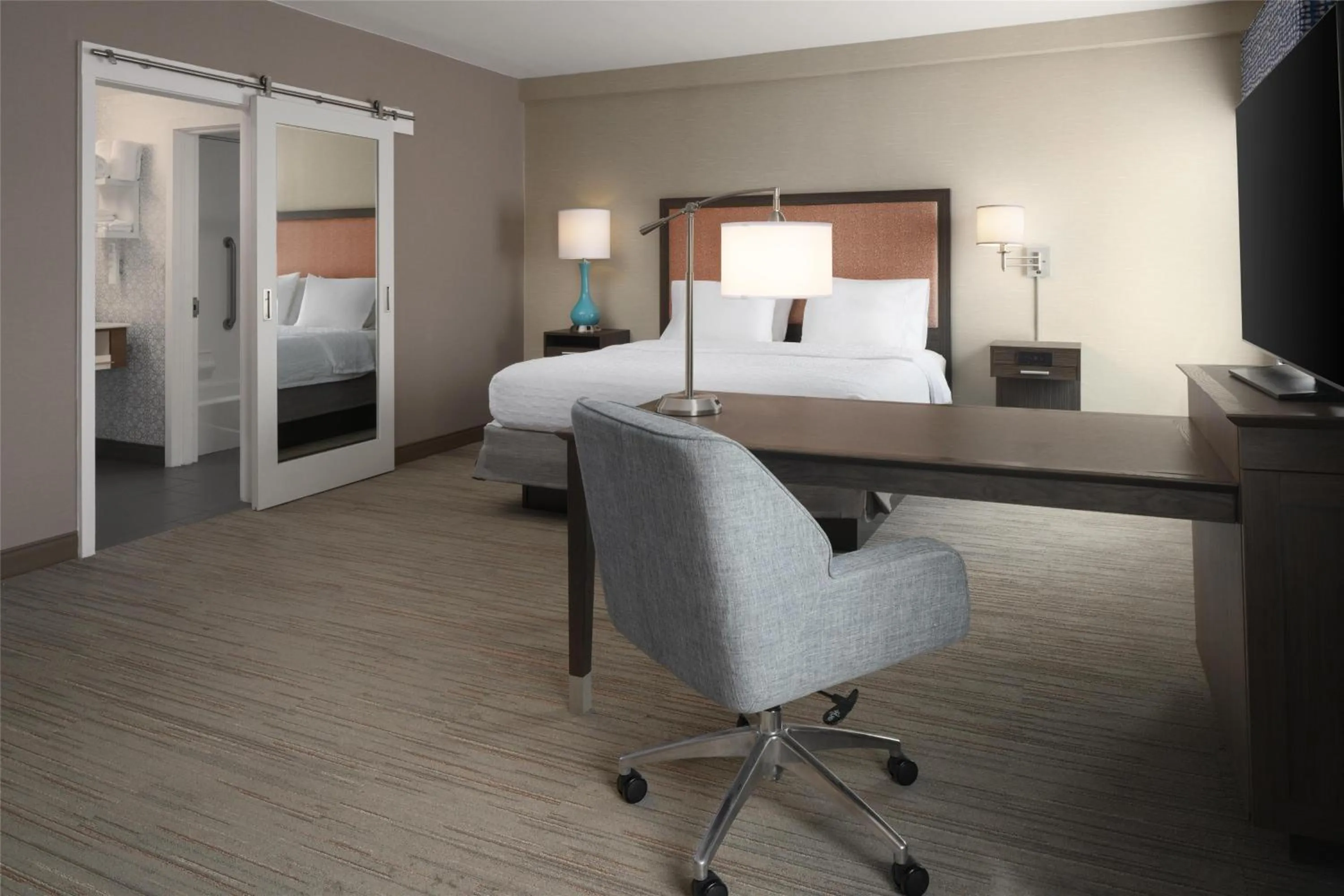 Bedroom, Bed in Hampton Inn & Suites Yonkers - Westchester