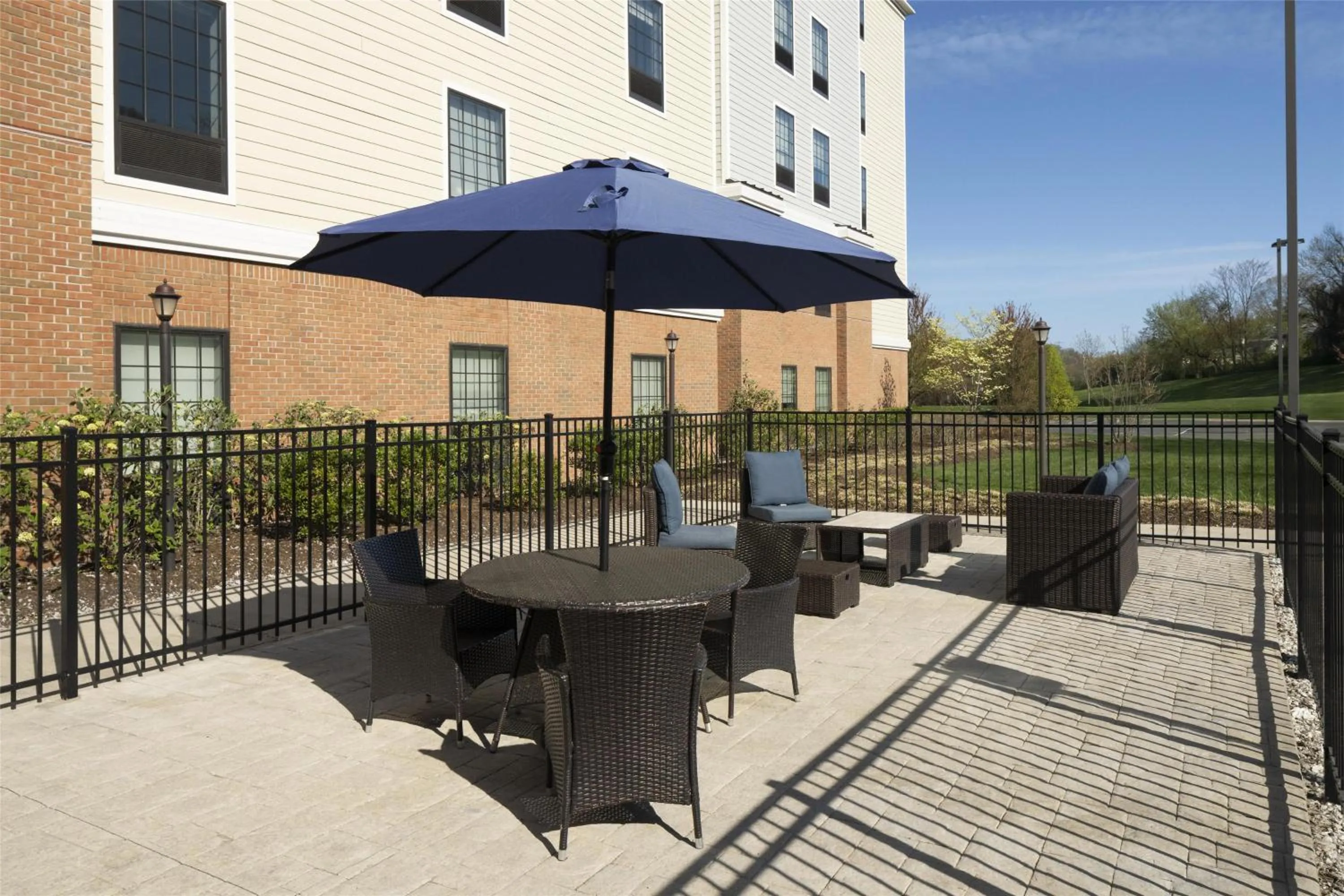 Patio in Hampton Inn & Suites Yonkers - Westchester