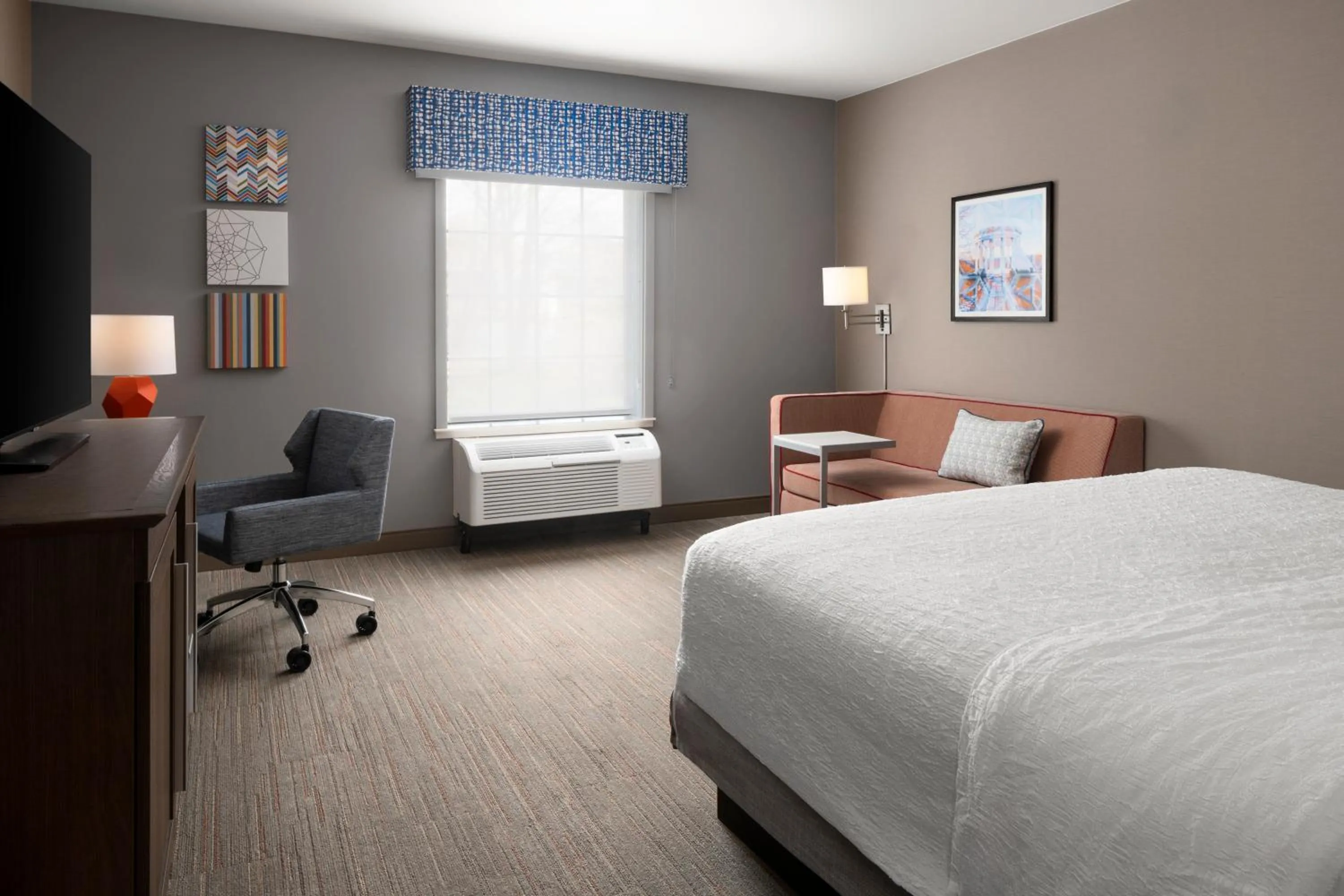 Bed in Hampton Inn & Suites Yonkers - Westchester