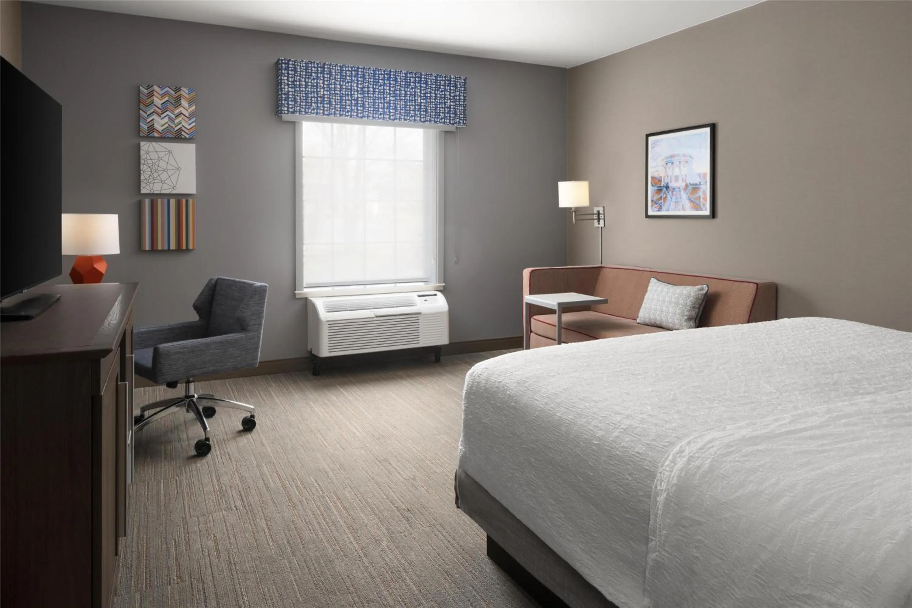 Living room, Bed in Hampton Inn & Suites Yonkers - Westchester