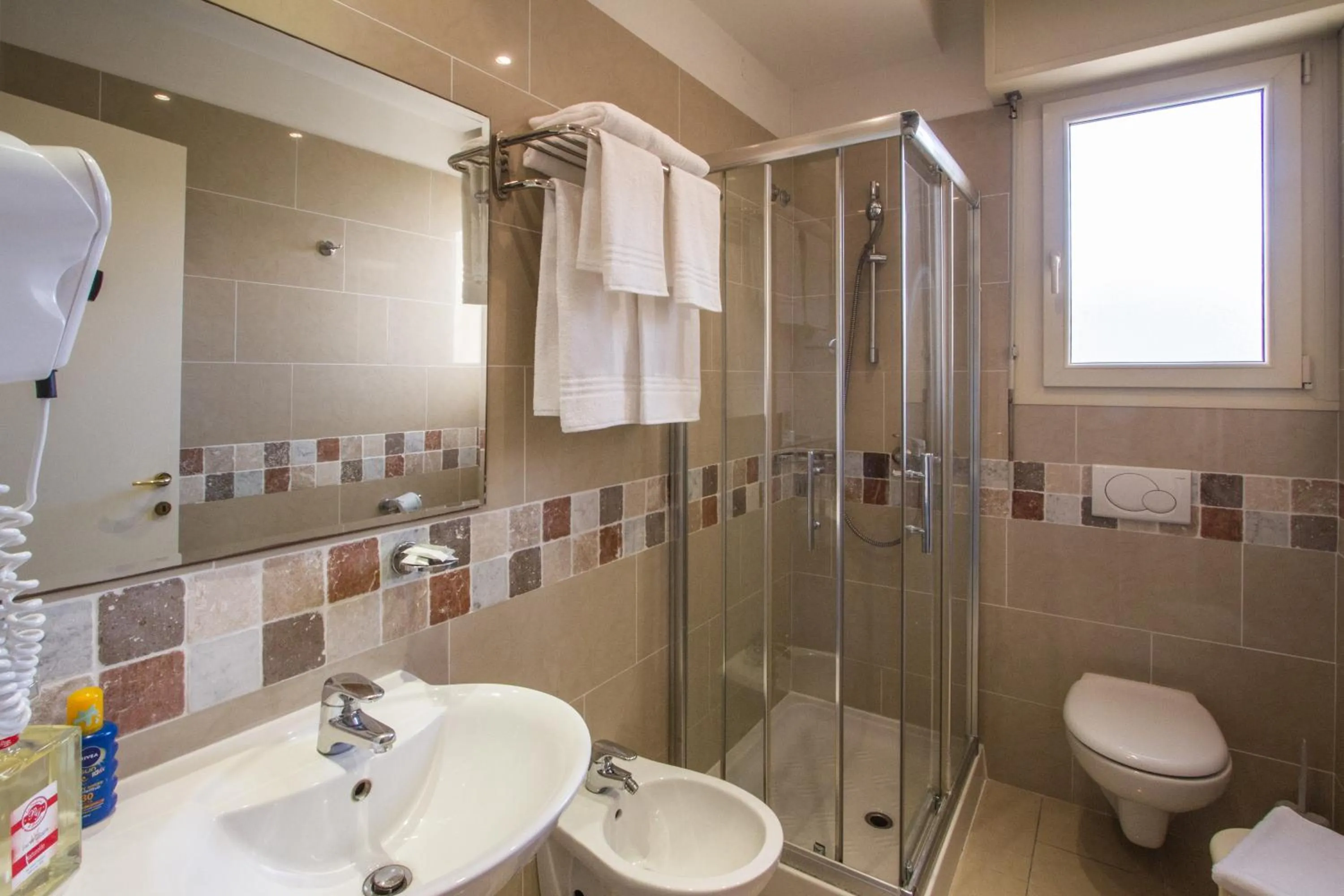 Shower in Hotel Nelson