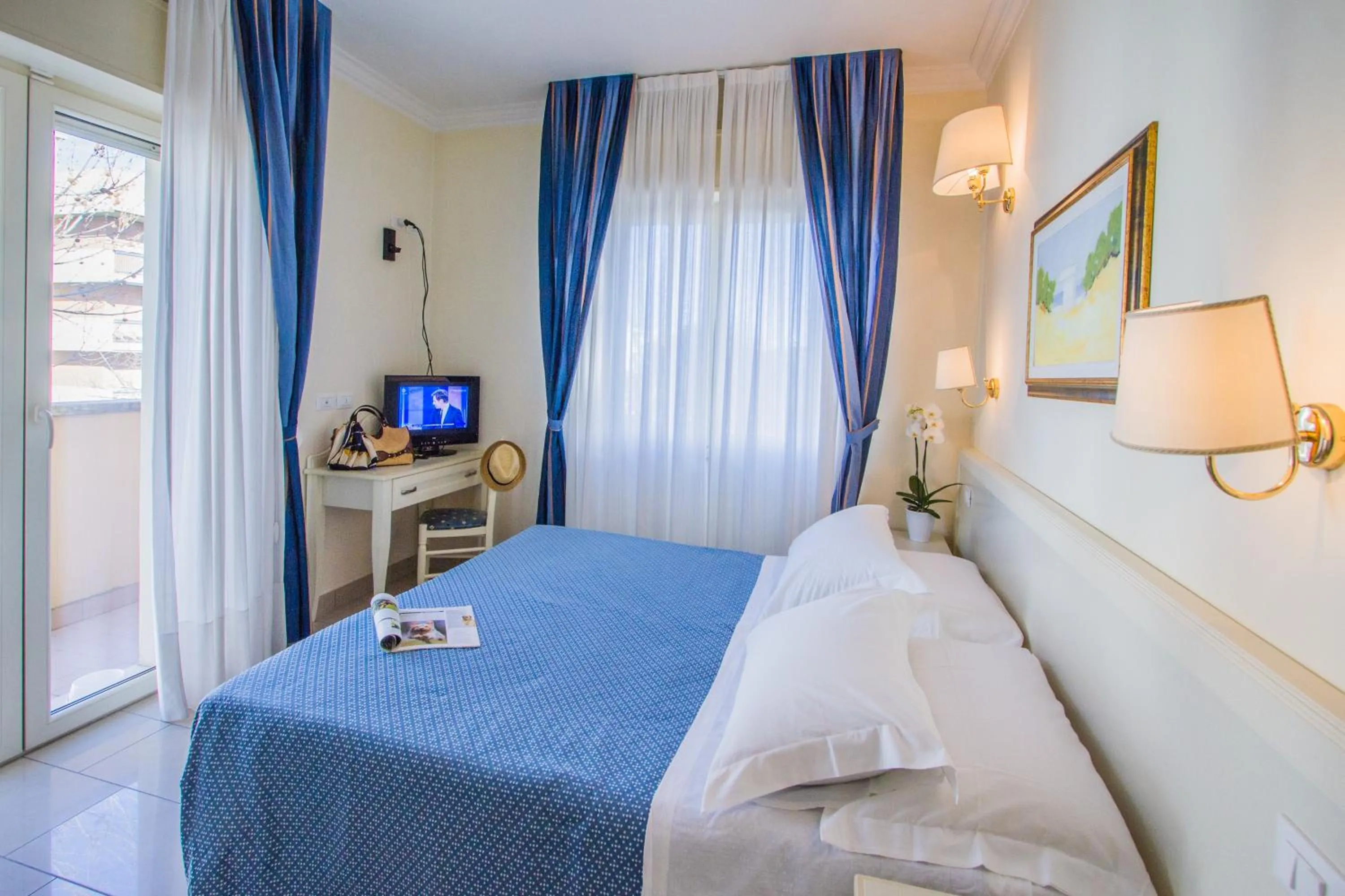 Shower, Bed in Hotel Nelson