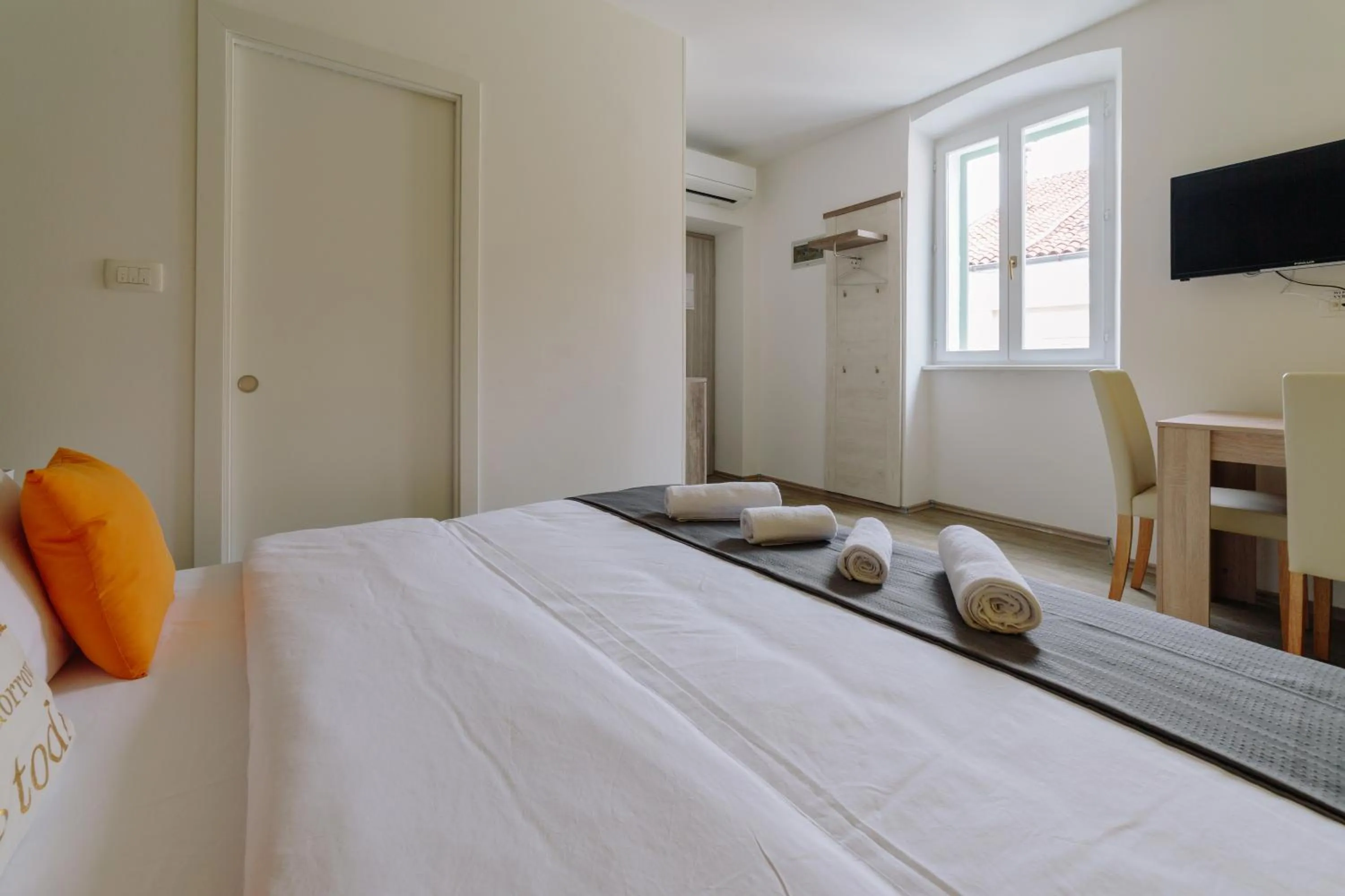 Photo of the whole room, Bed in Piranika