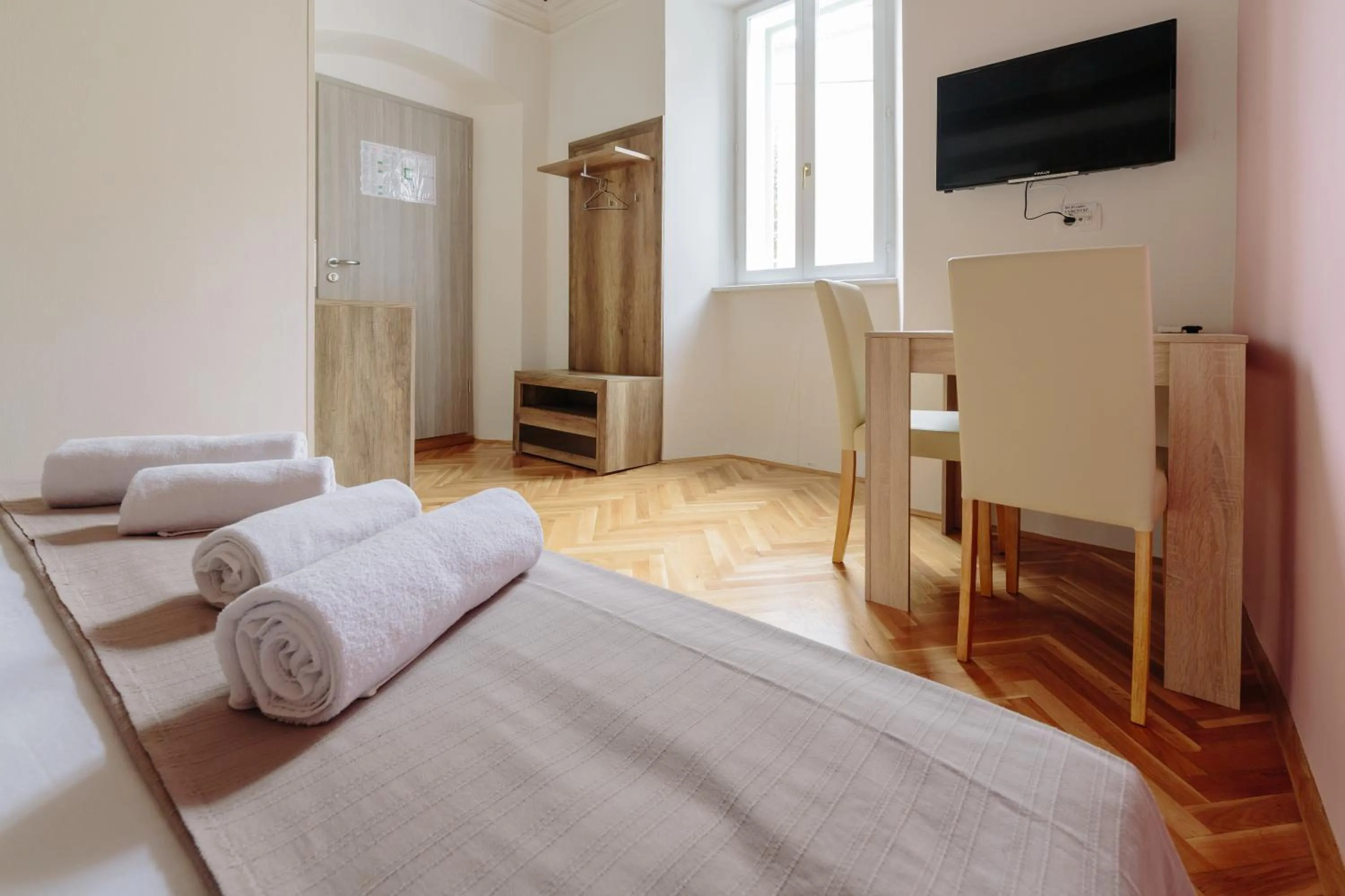 Photo of the whole room, Bed in Piranika