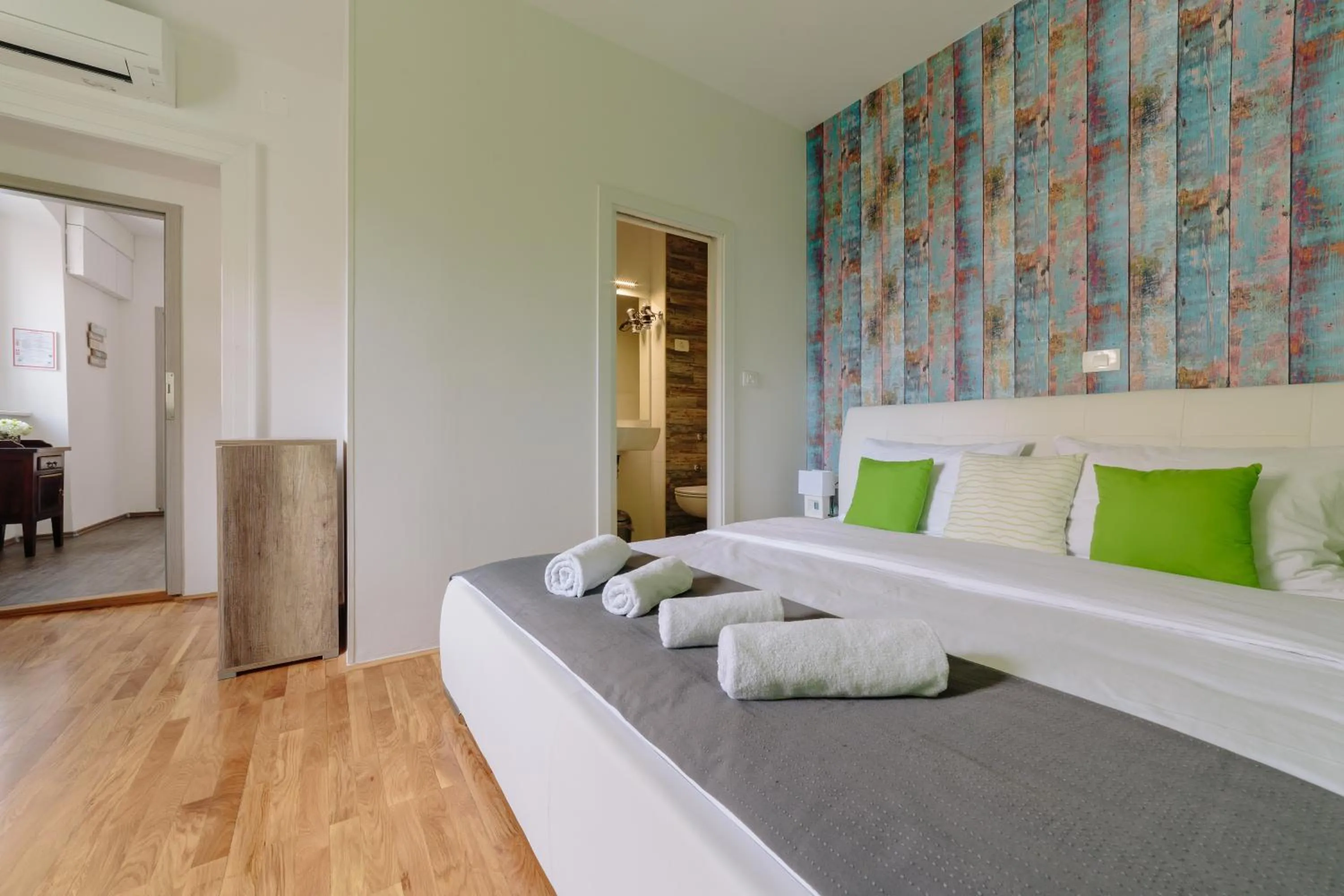 Photo of the whole room, Bed in Piranika