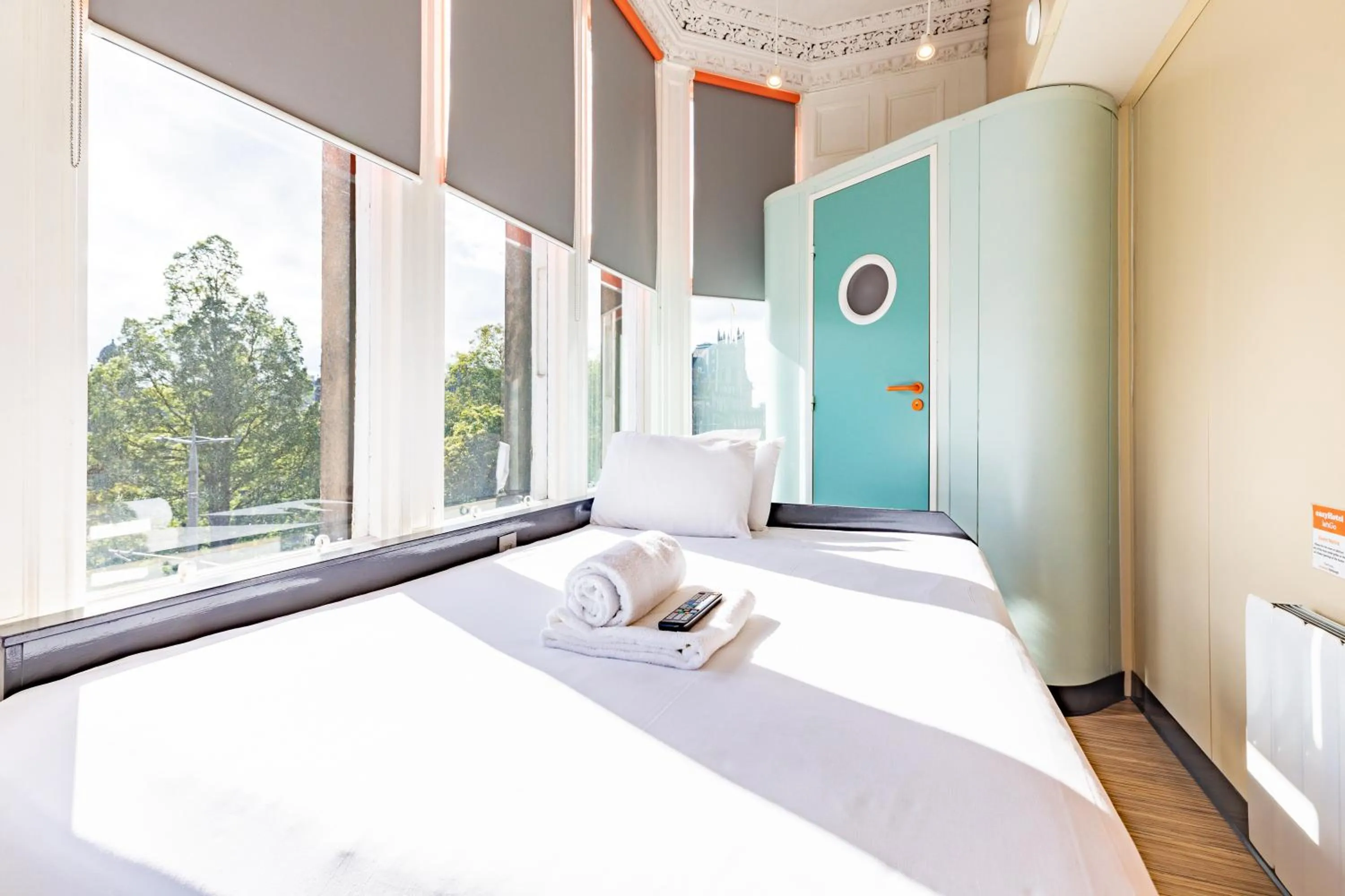 Property building, Bed in easyHotel Edinburgh