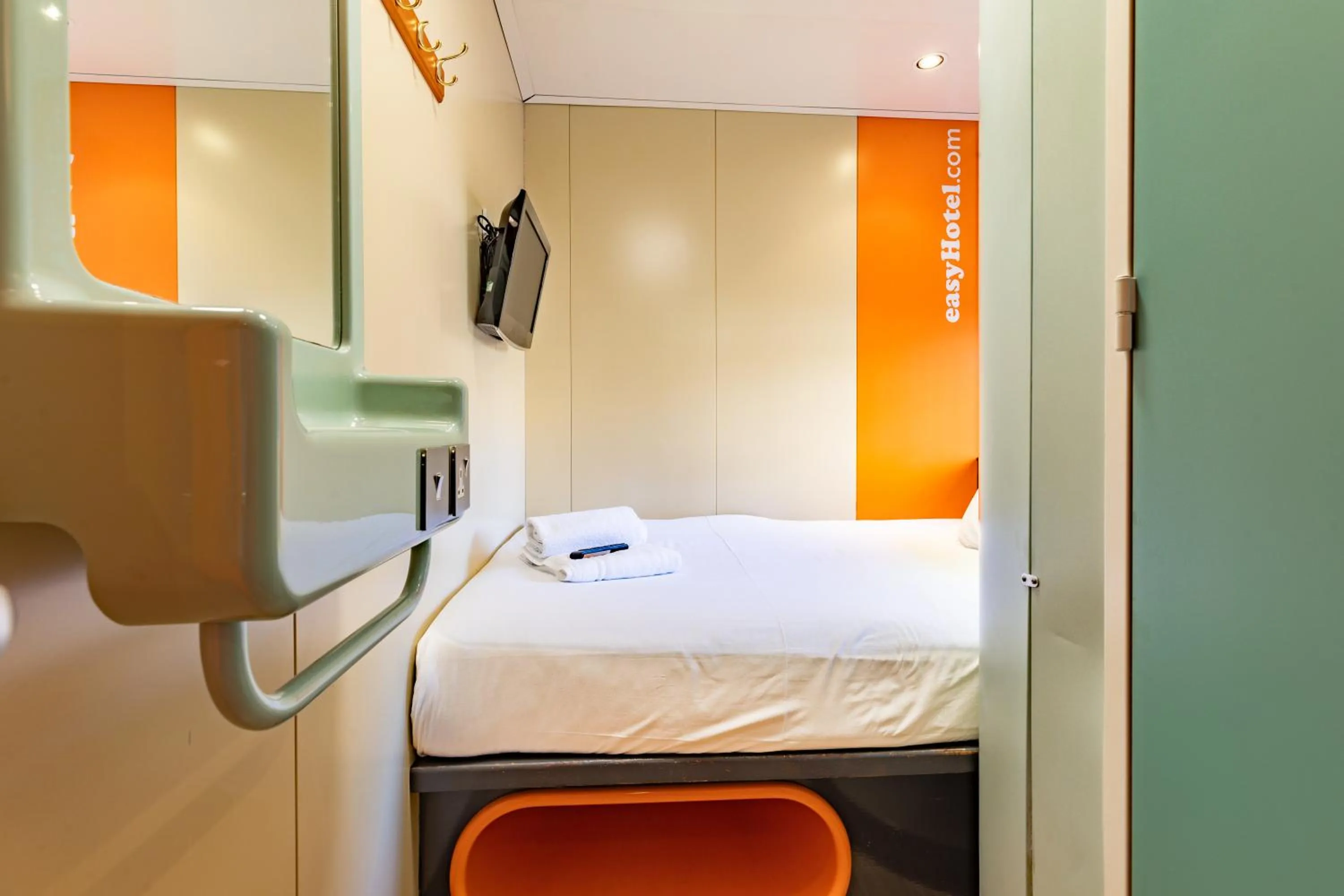 Property building, Bed in easyHotel Edinburgh