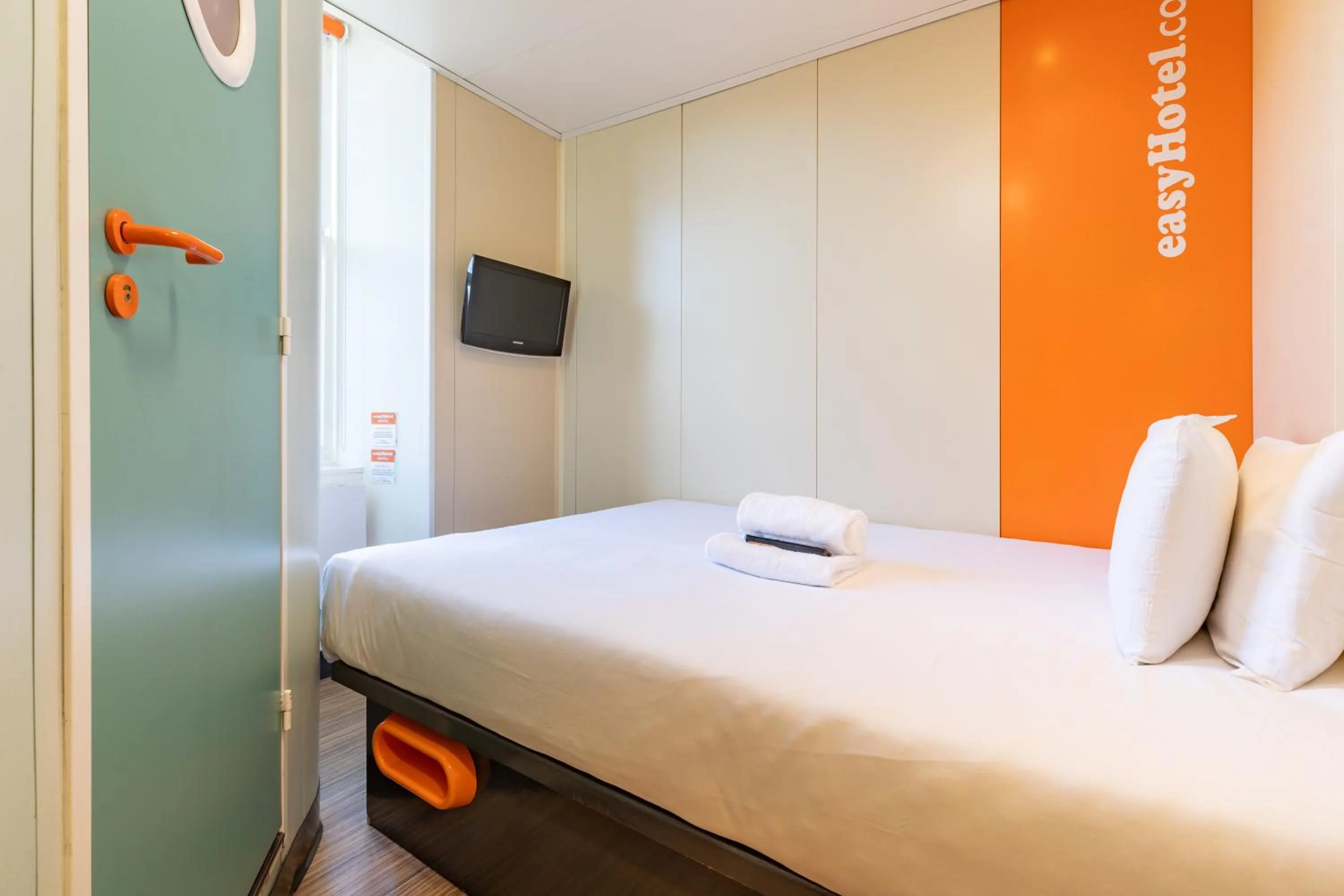 Property building, Bed in easyHotel Edinburgh