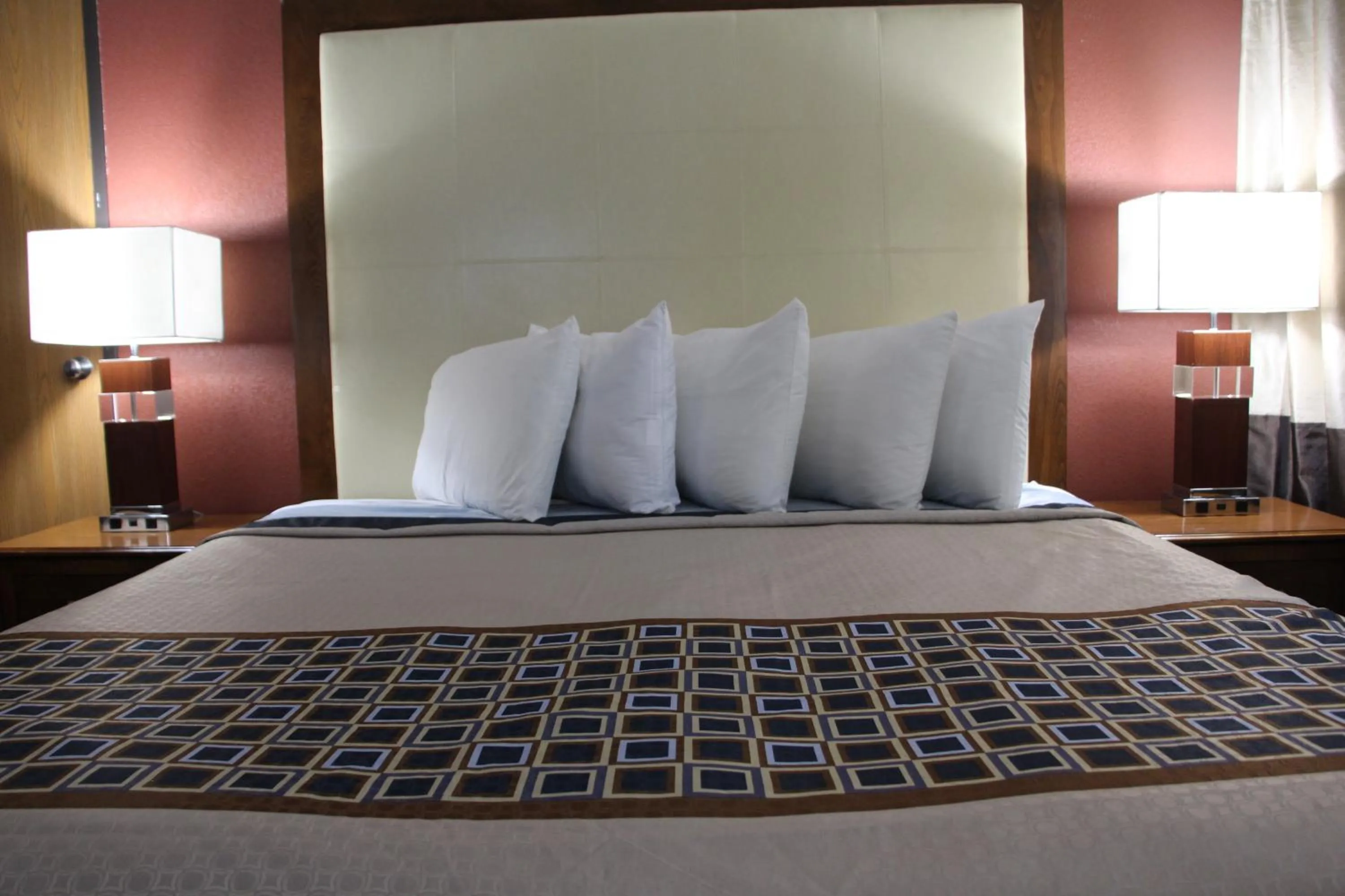 Bed in Westbridge Inn and Suites