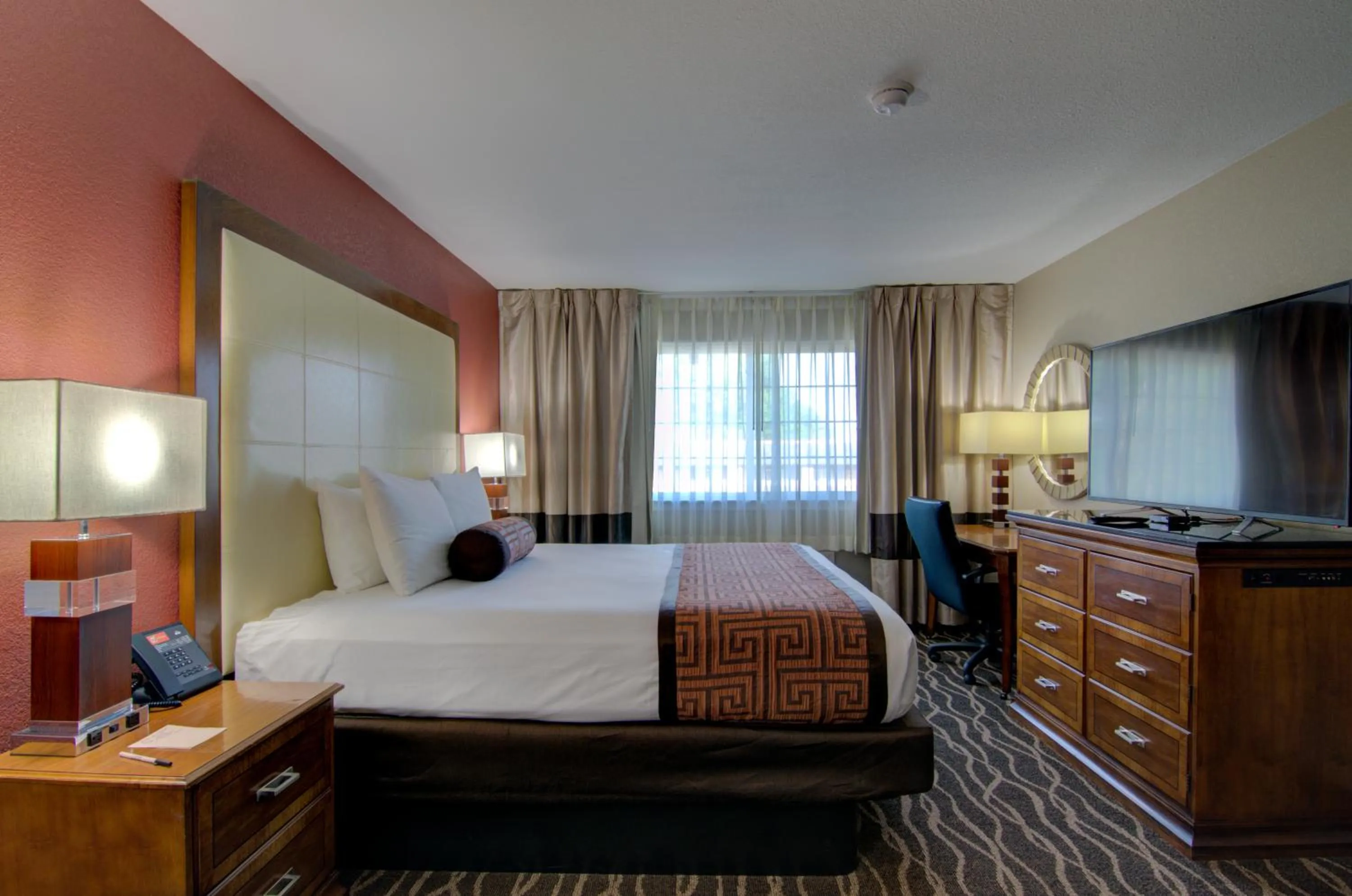 Bed in Westbridge Inn and Suites