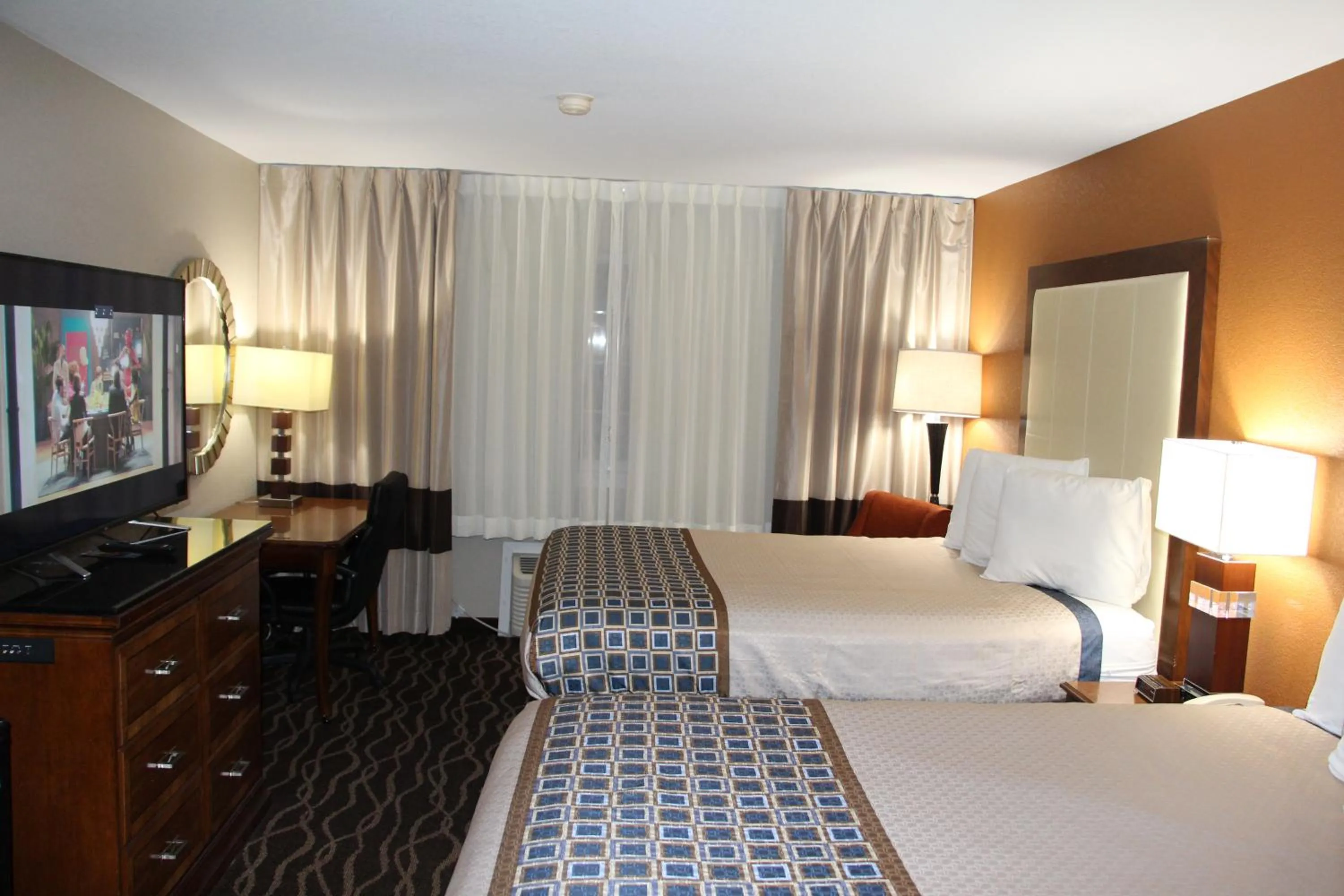 Bed in Westbridge Inn and Suites
