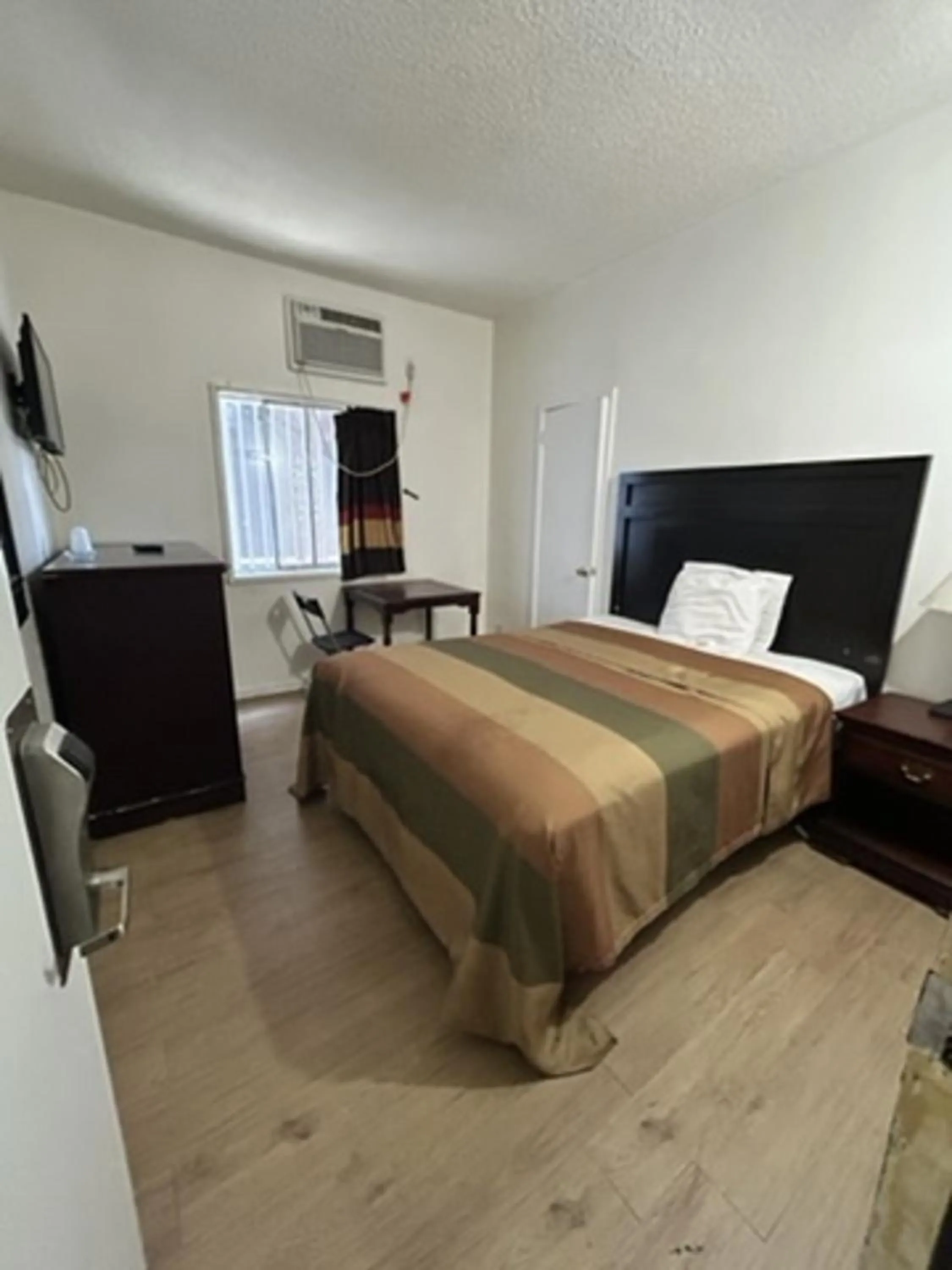 Bed in Encore Inn Inglewood