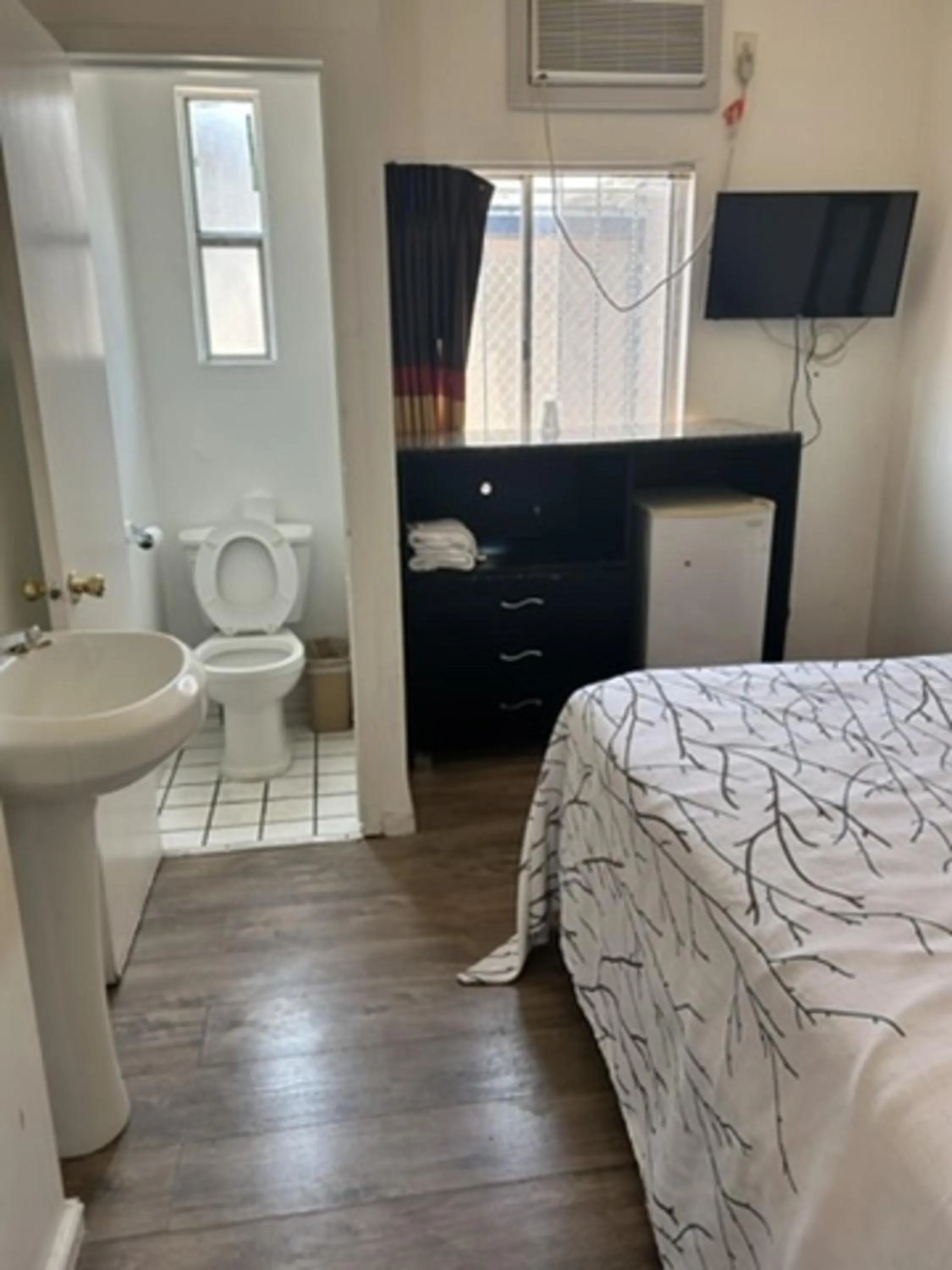 Bedroom, Bed in Encore Inn Inglewood