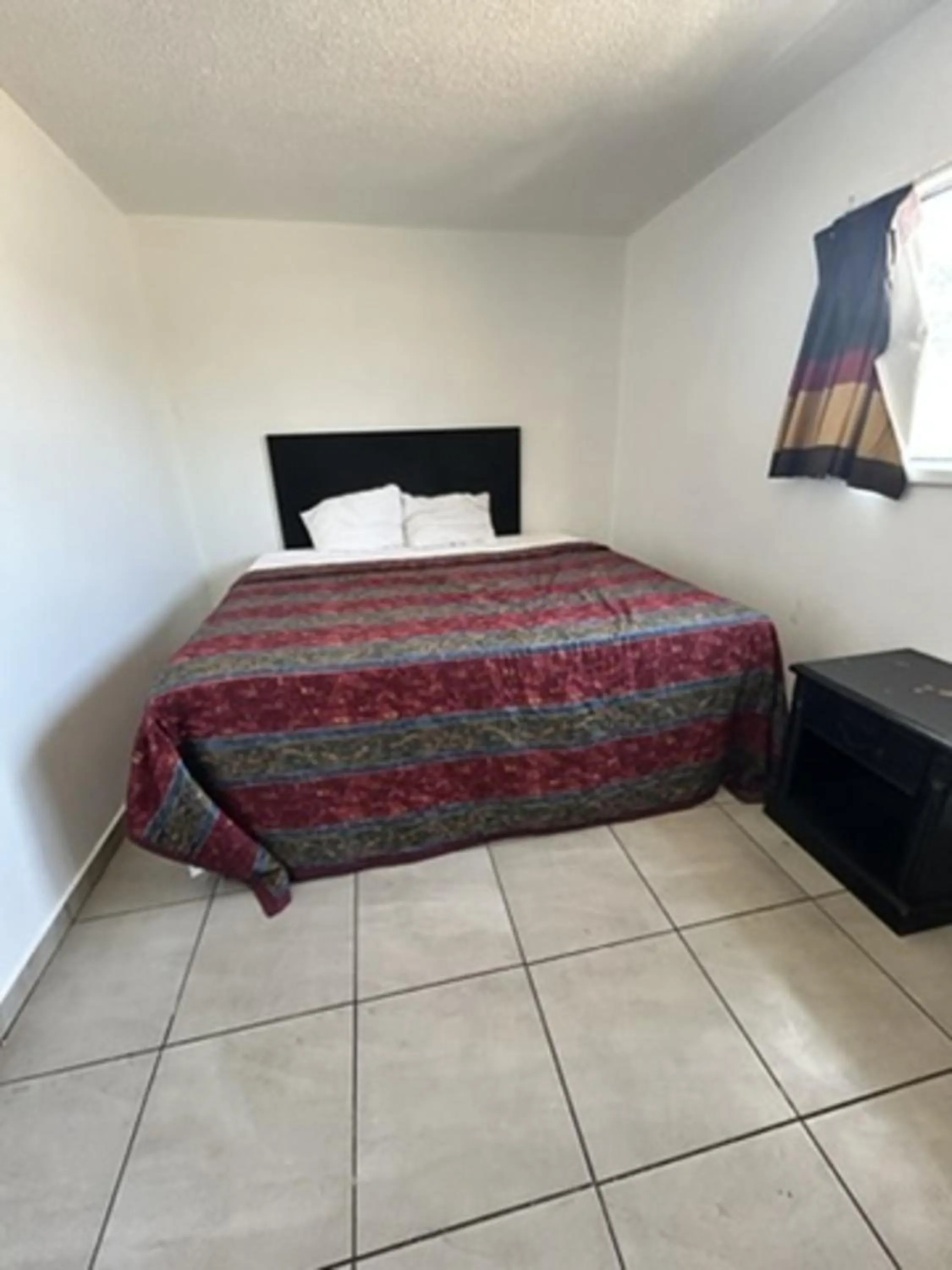 Bed in Encore Inn Inglewood