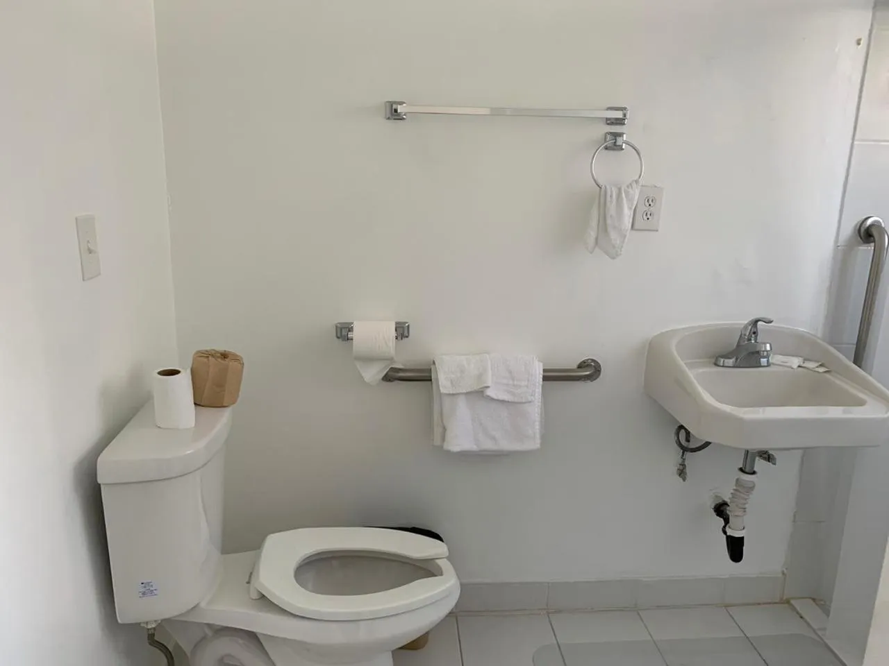 Toilet in Encore Inn Inglewood