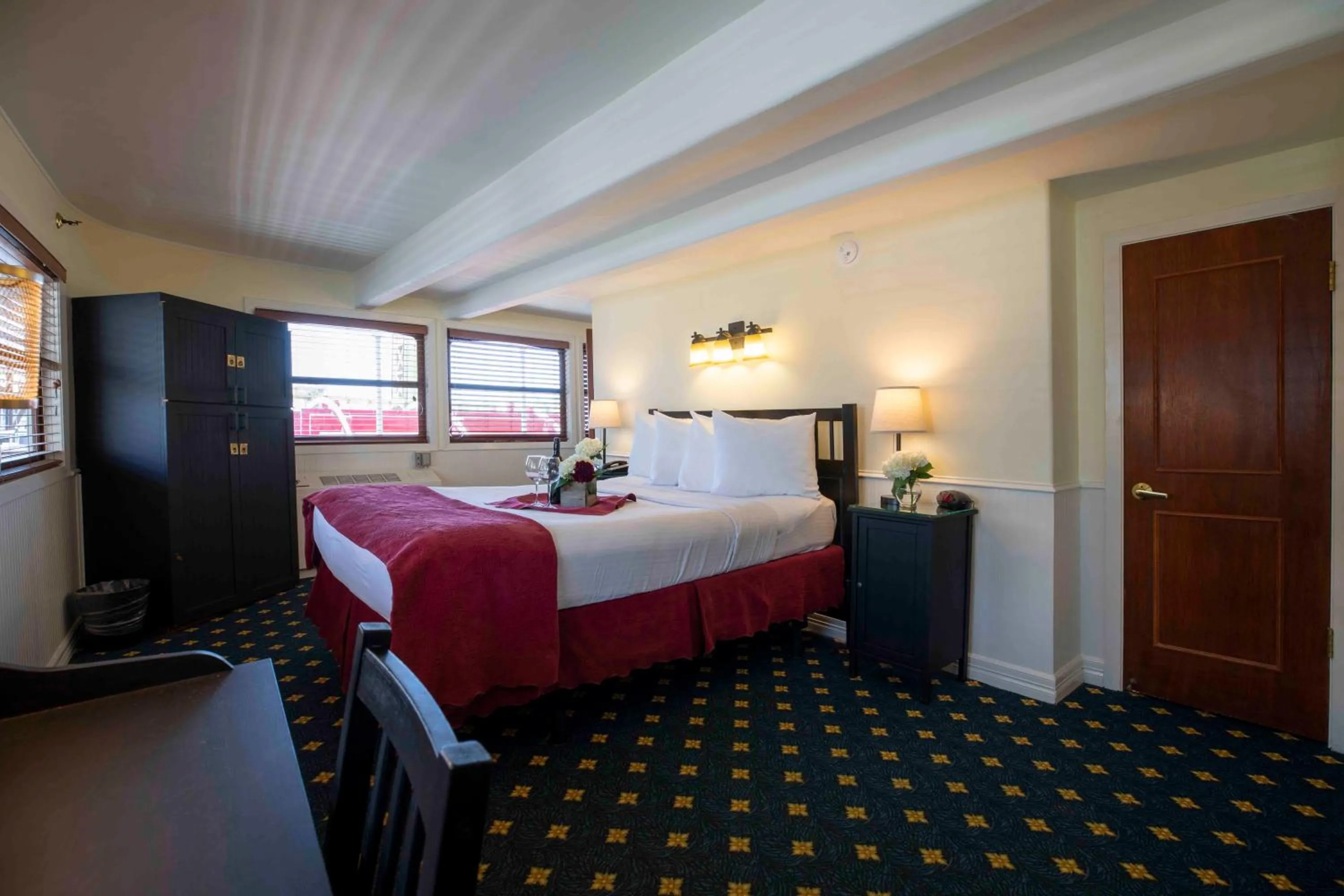 Bedroom, Bed in Delta King Hotel