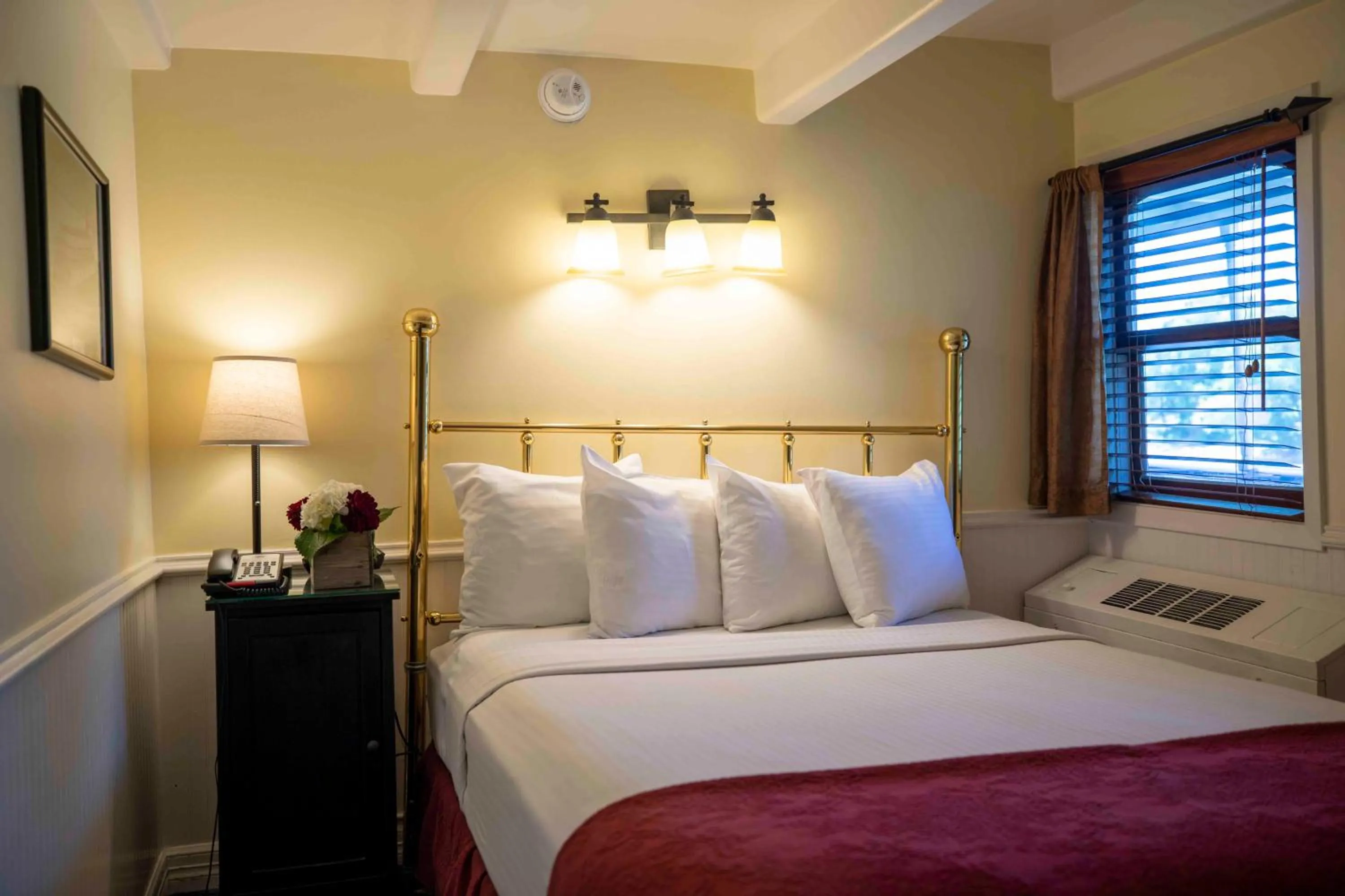 Bedroom, Bed in Delta King Hotel