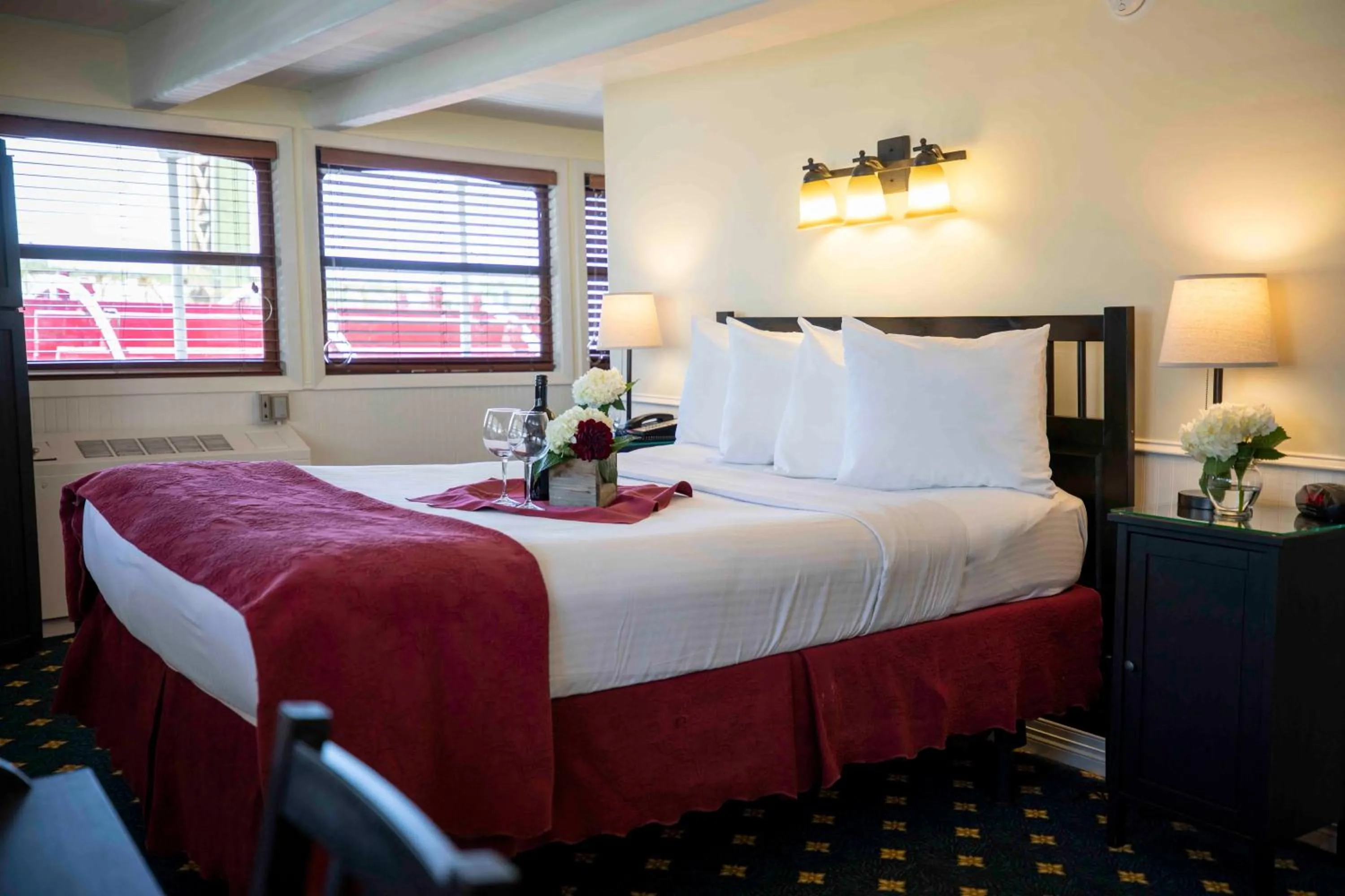 Bedroom, Bed in Delta King Hotel