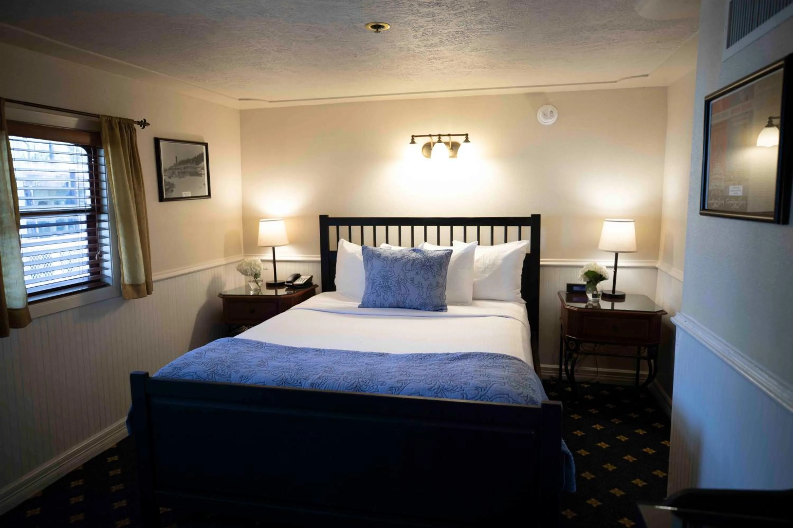 Bedroom, Bed in Delta King Hotel