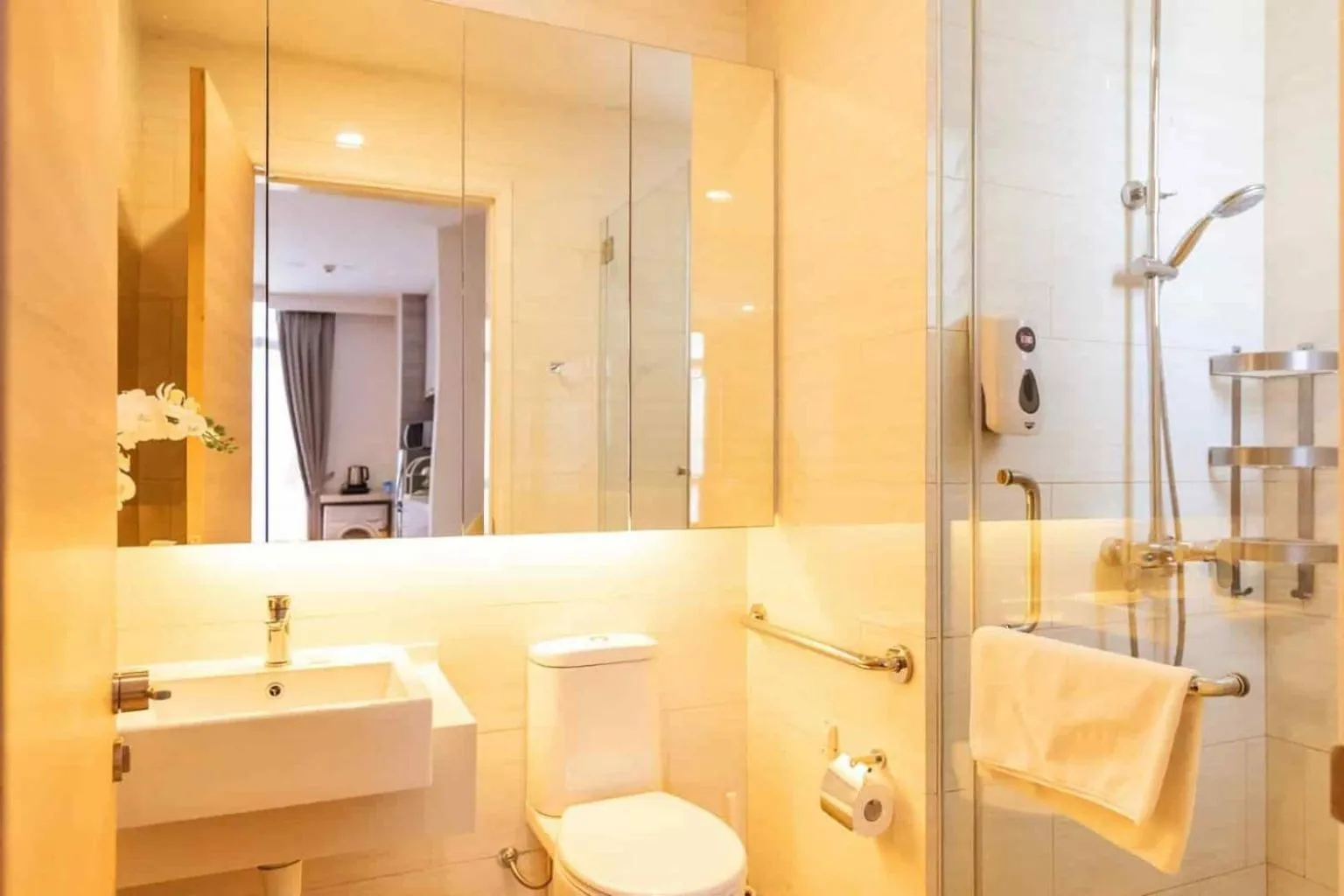 Shower in Oxley Thanksgiving Residence