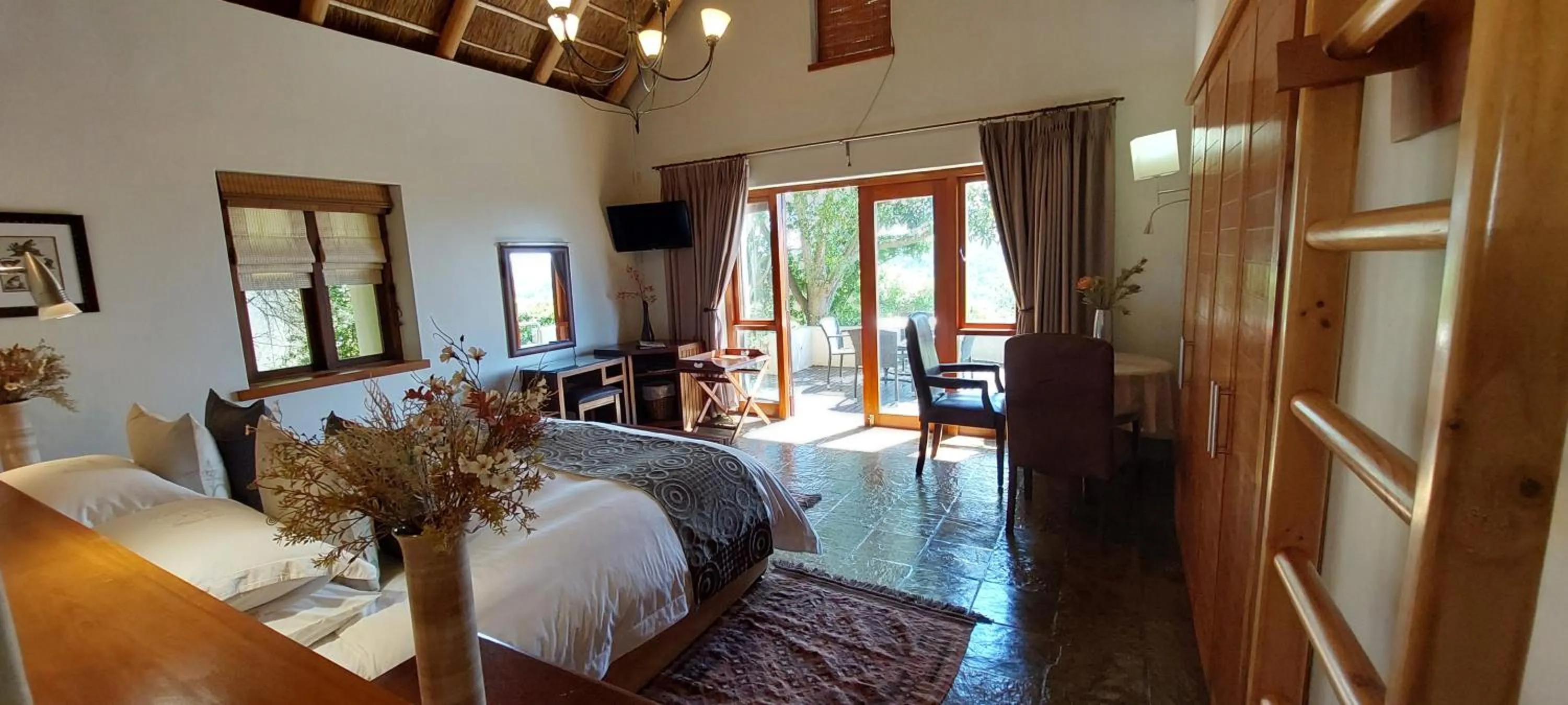 Photo of the whole room, Bed in Paradise Cove