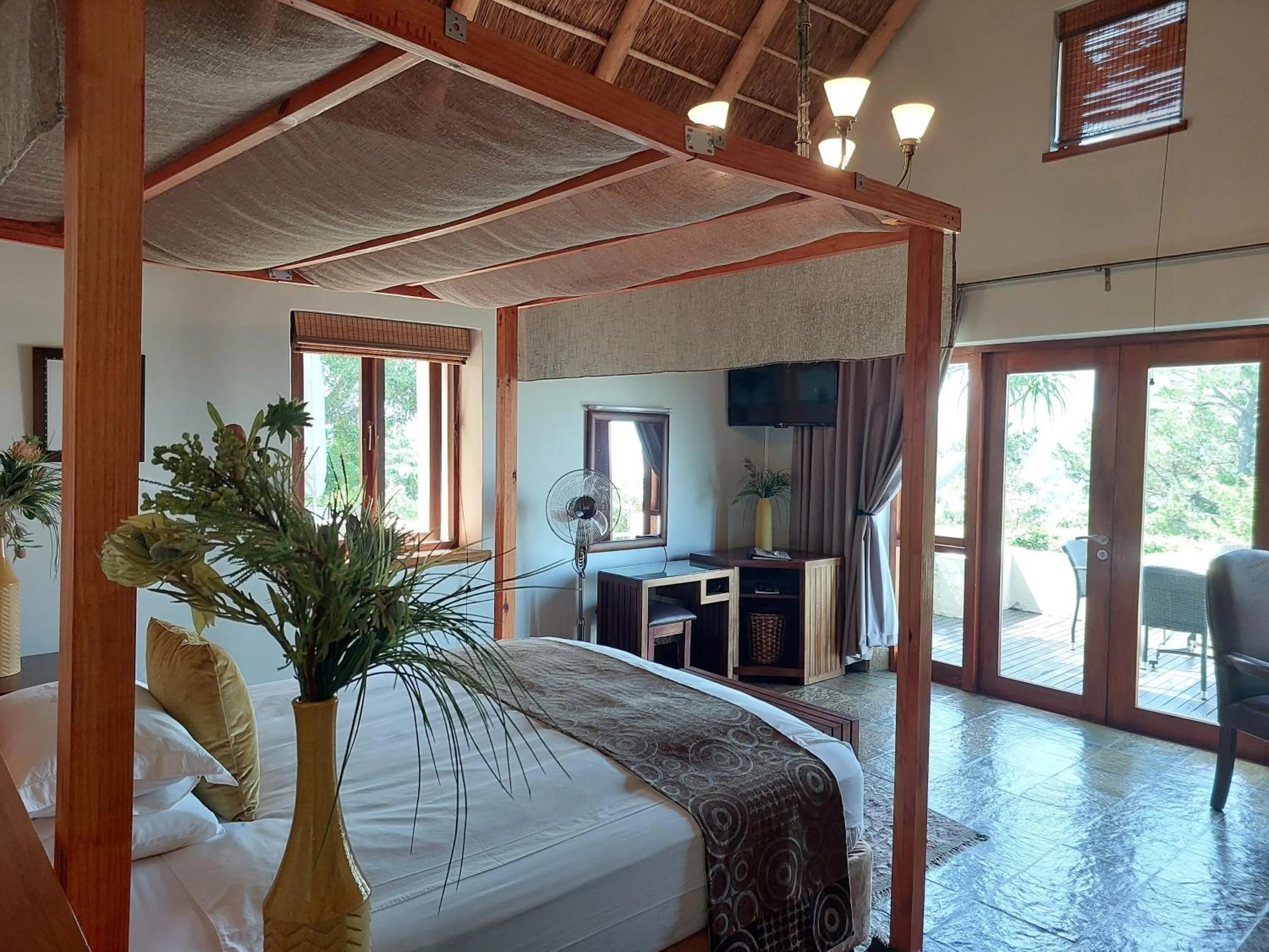 Photo of the whole room, Bed in Paradise Cove