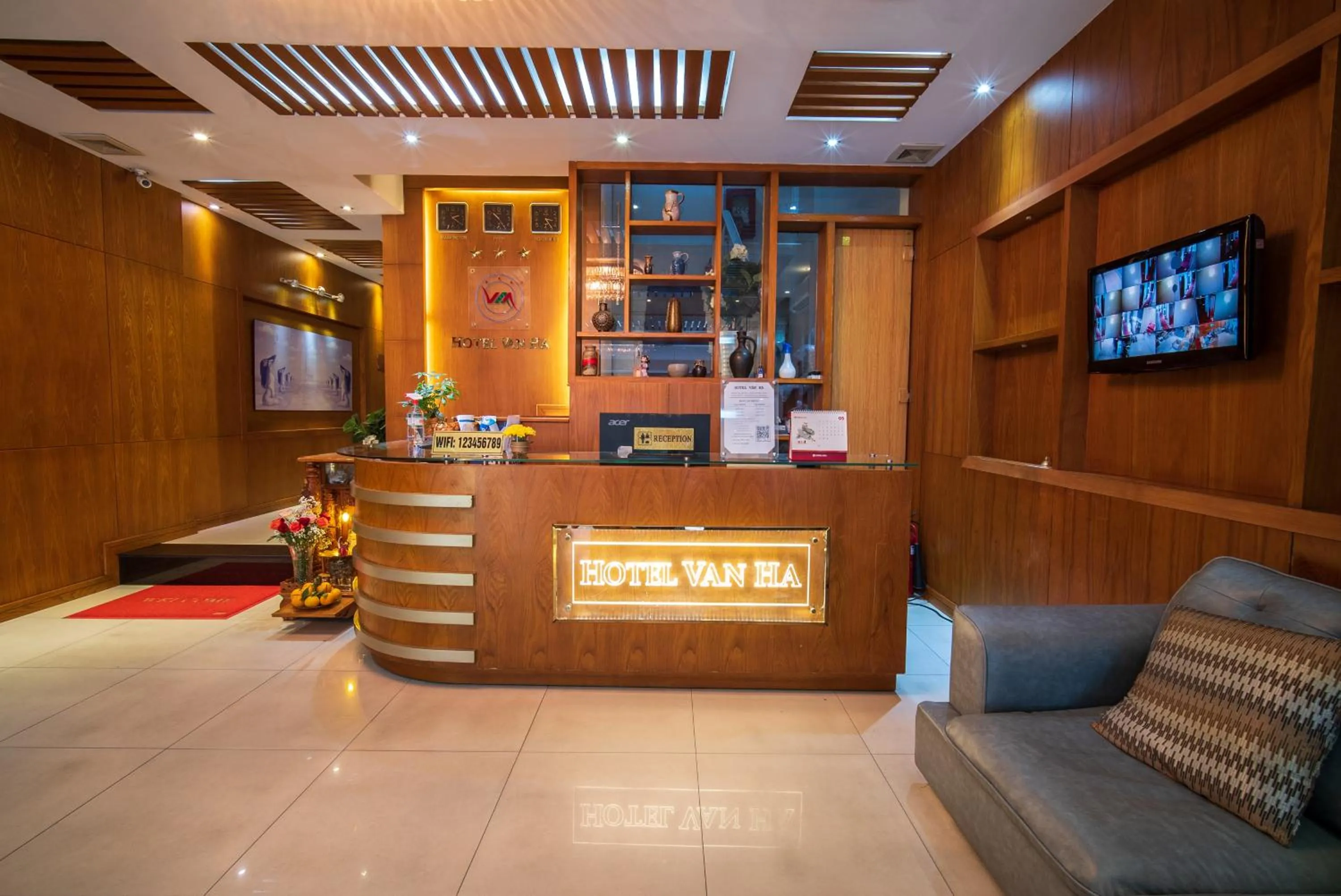 Lobby or reception in Van Ha Hotel Etown - Nhà Ga T3 Sân Bay TSN