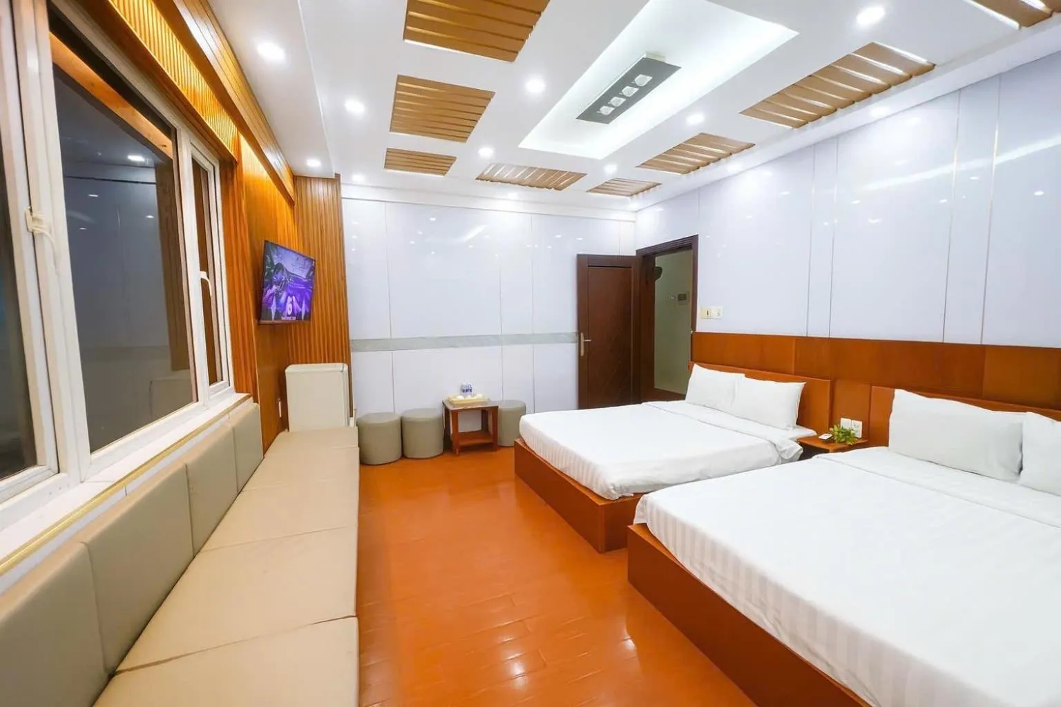 Property building, Bed in Van Ha Hotel Etown - Nhà Ga T3 Sân Bay TSN